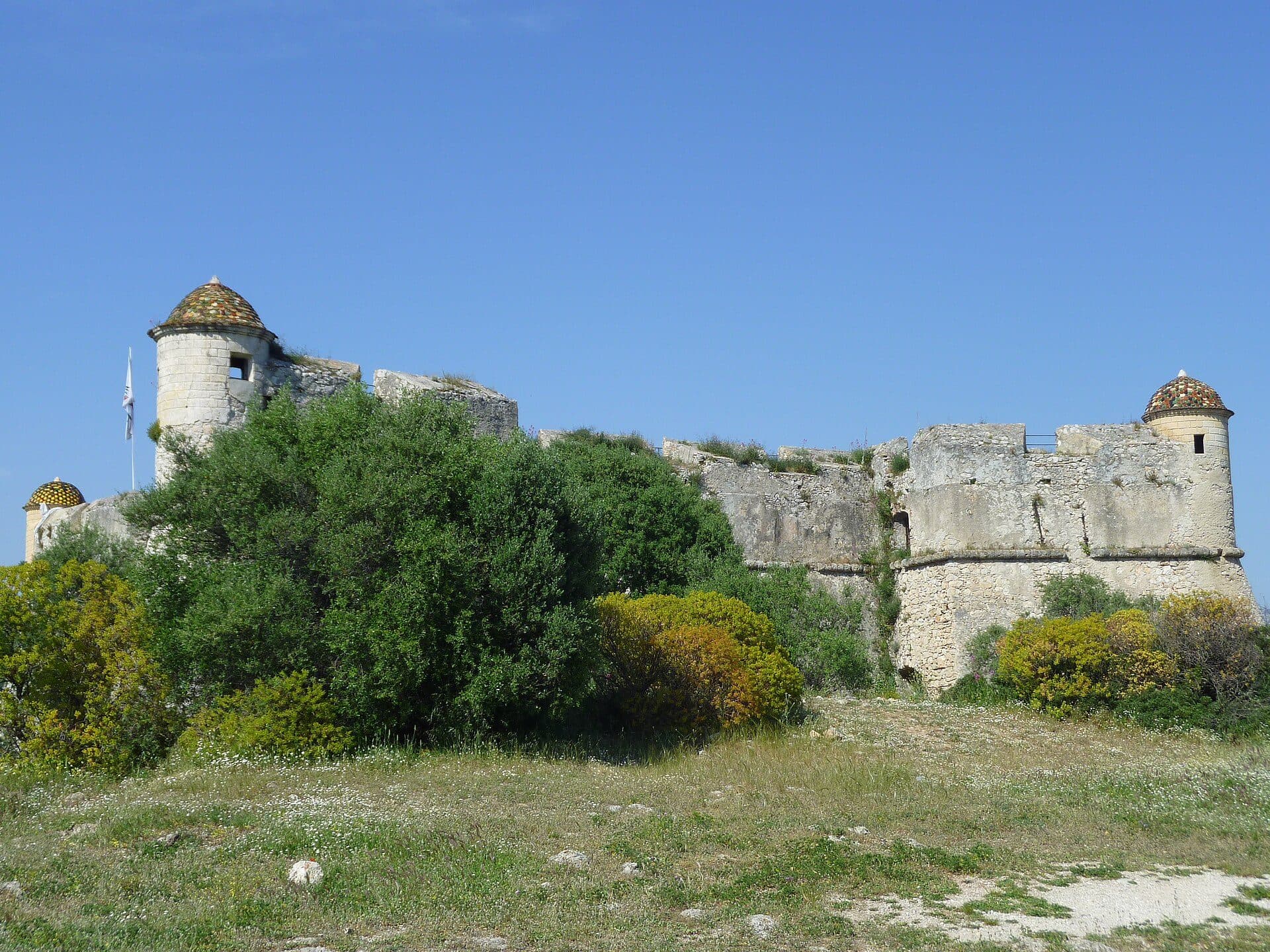 Vista da fortificação histórica do Fort du Mont Alban