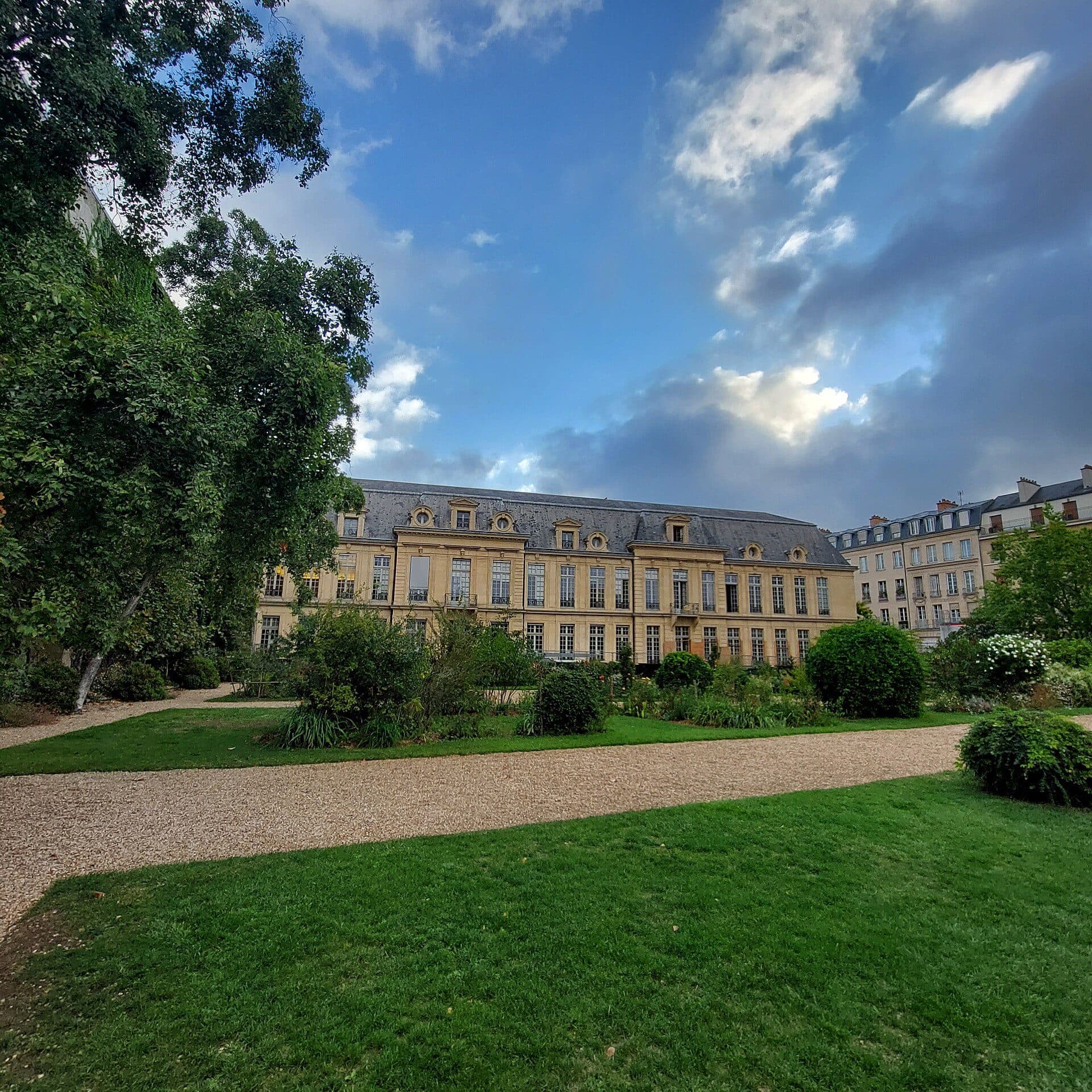 Vista da praça Square Albert Schweitzer em Paris