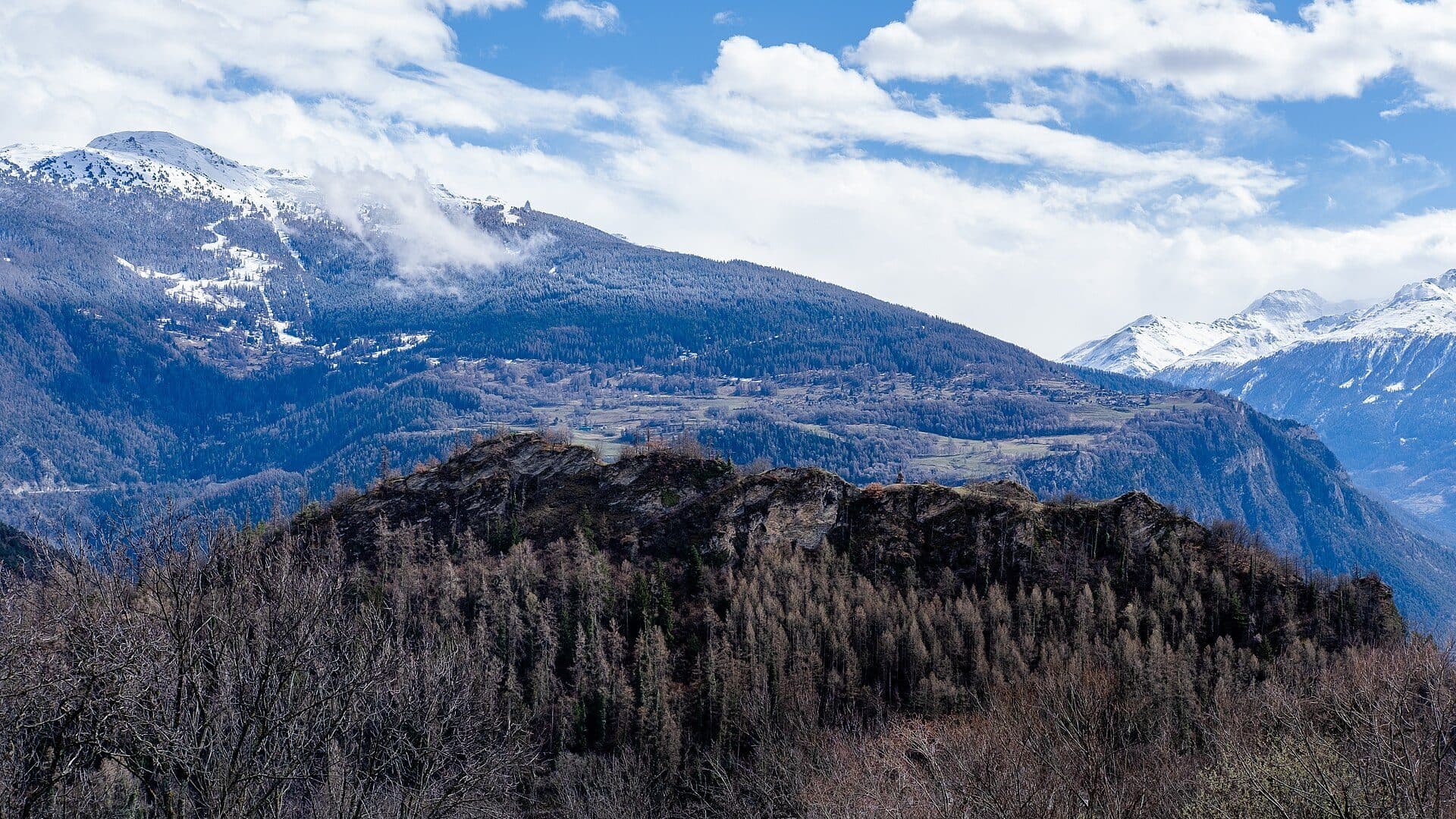 Vista da paisagem na Colline du château d'Ayent