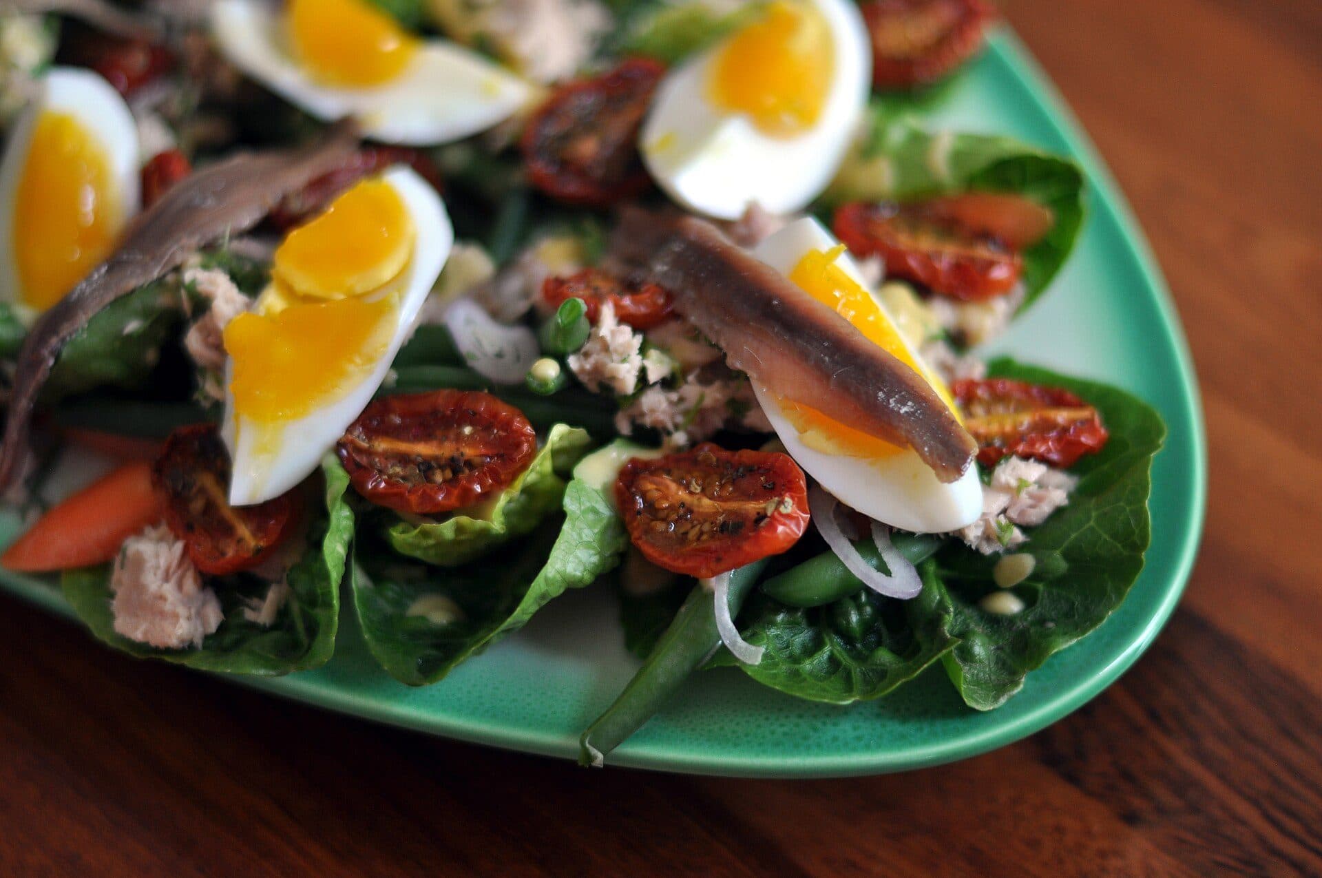Prato servido com a tradicional salada niçoise