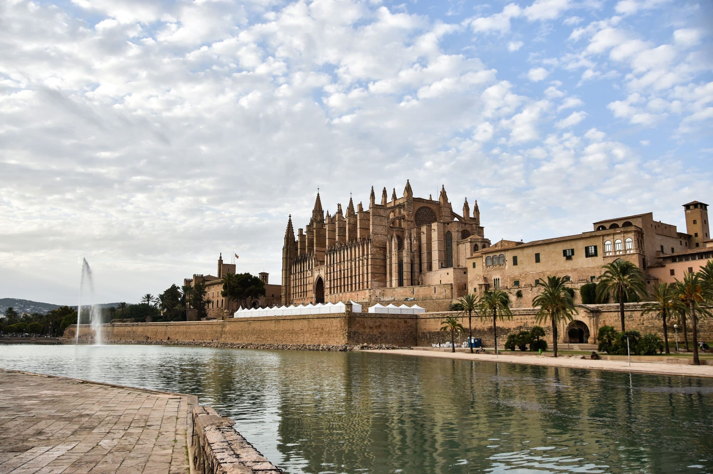 Vista da Cathedral de Mallorca à beira-mar sob céu nublado