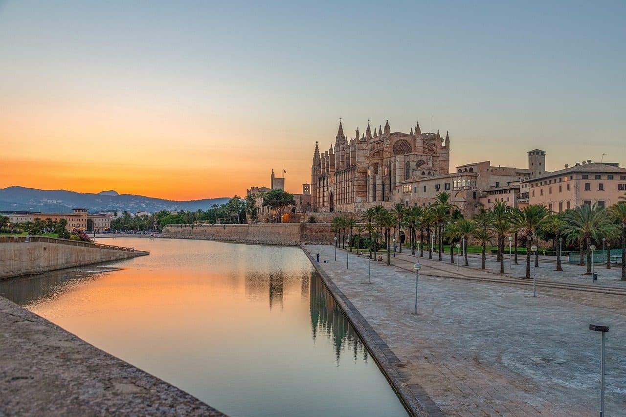 Catedral La Seu em Palma de Mallorca durante o pôr do sol