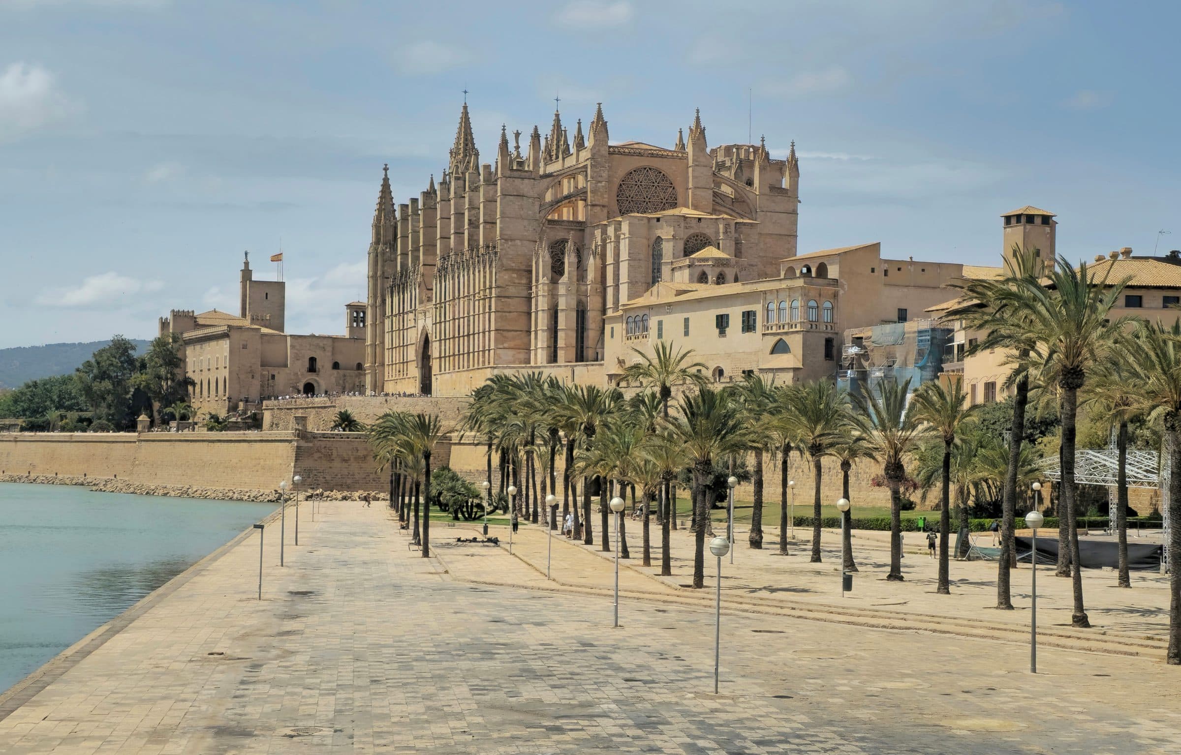 Vista da Catedral de Palma e do calçadão em Maiorca, Espanha