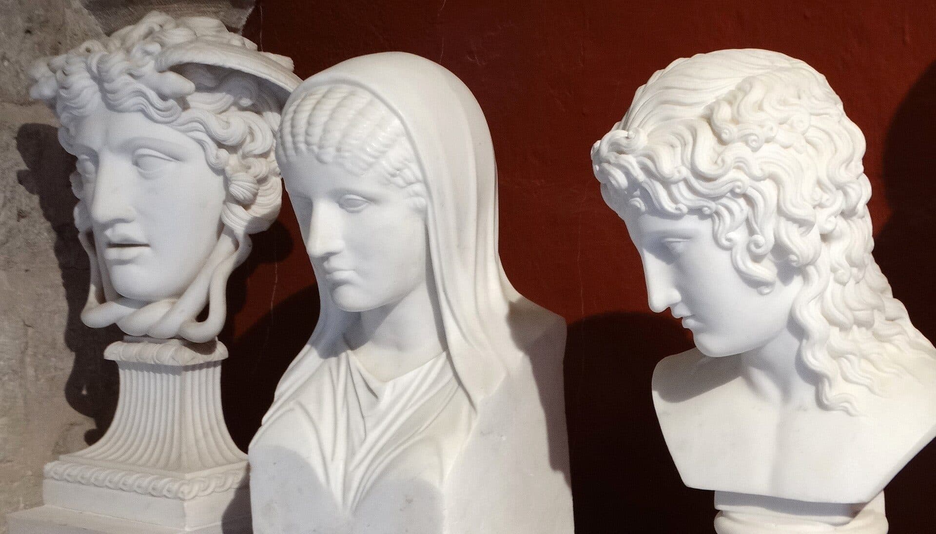 Bustos neoclássicos de mármore expostos no museu do Bellver Castle em Palma de Mallorca