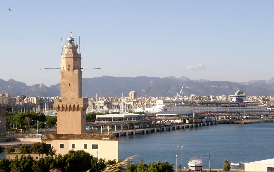 Vista da histórica Torre de Senyals de Porto Pi