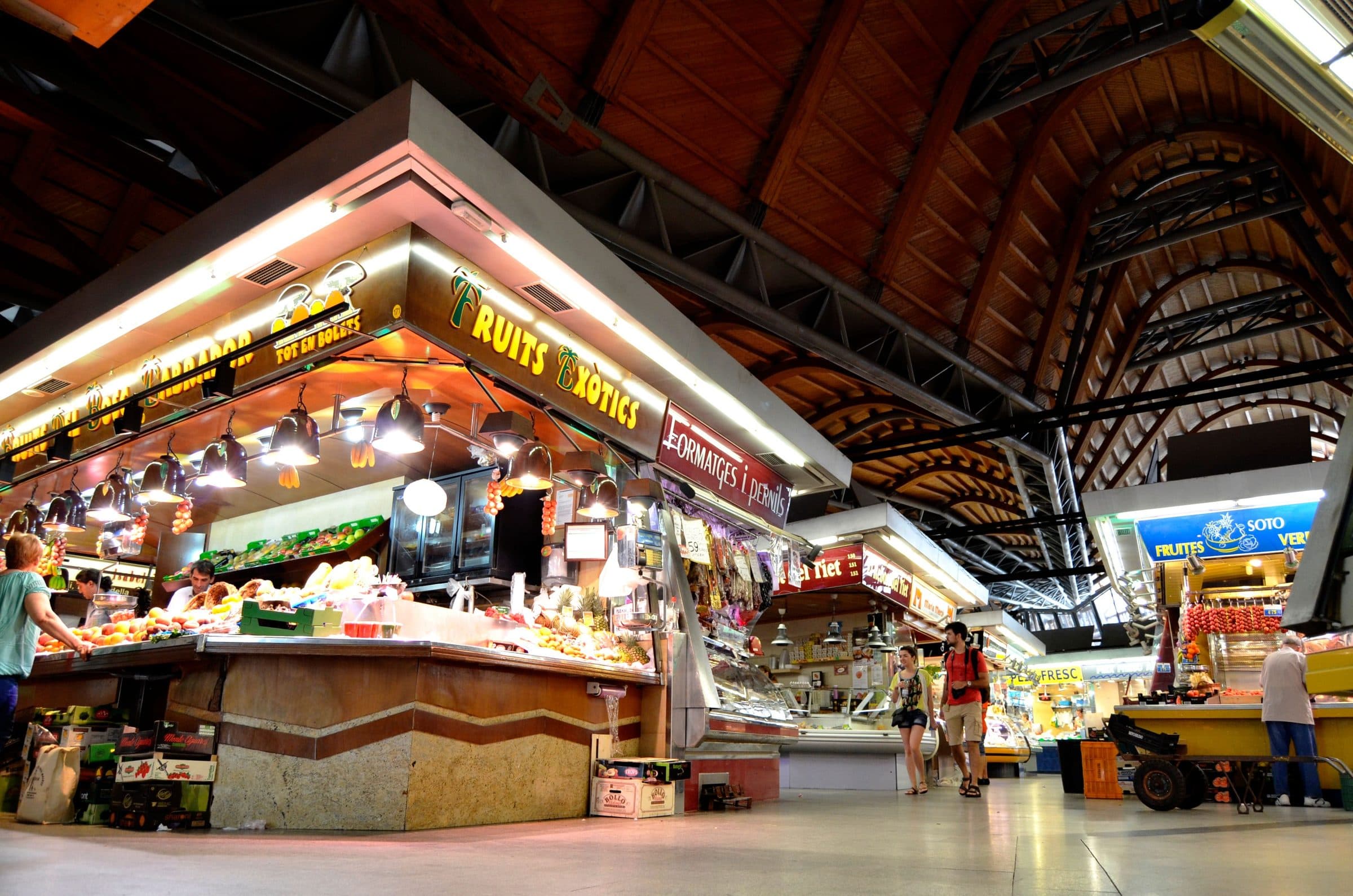 Movimentação de pessoas no Mercat de Santa Caterina em Barcelona