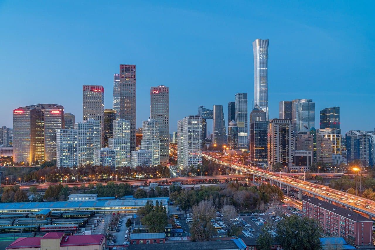 Skyline urbano de Beijing ao anoitecer com prédios e arranha-céus iluminados