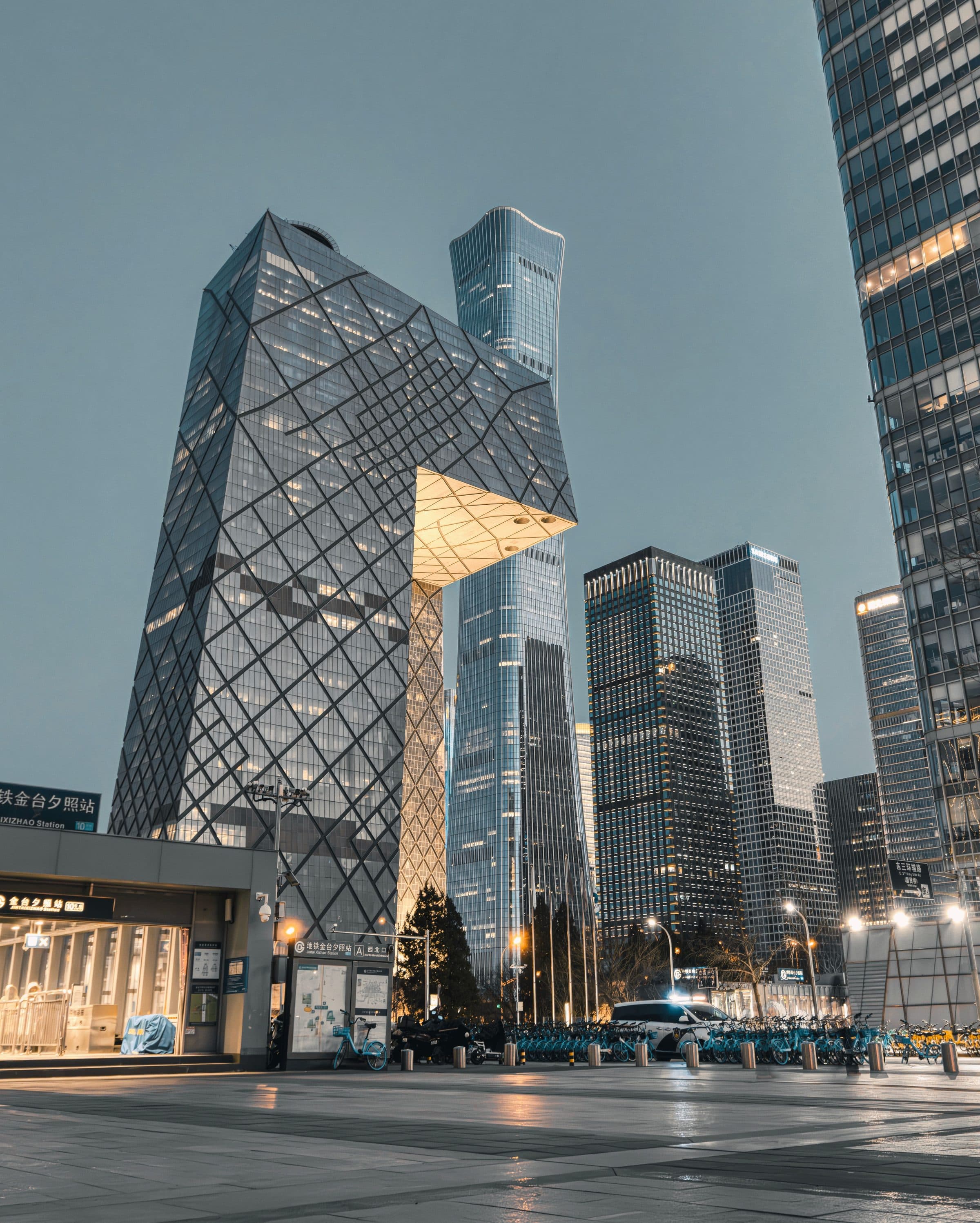 Edifício da CCTV Headquarters ao entardecer em Pequim