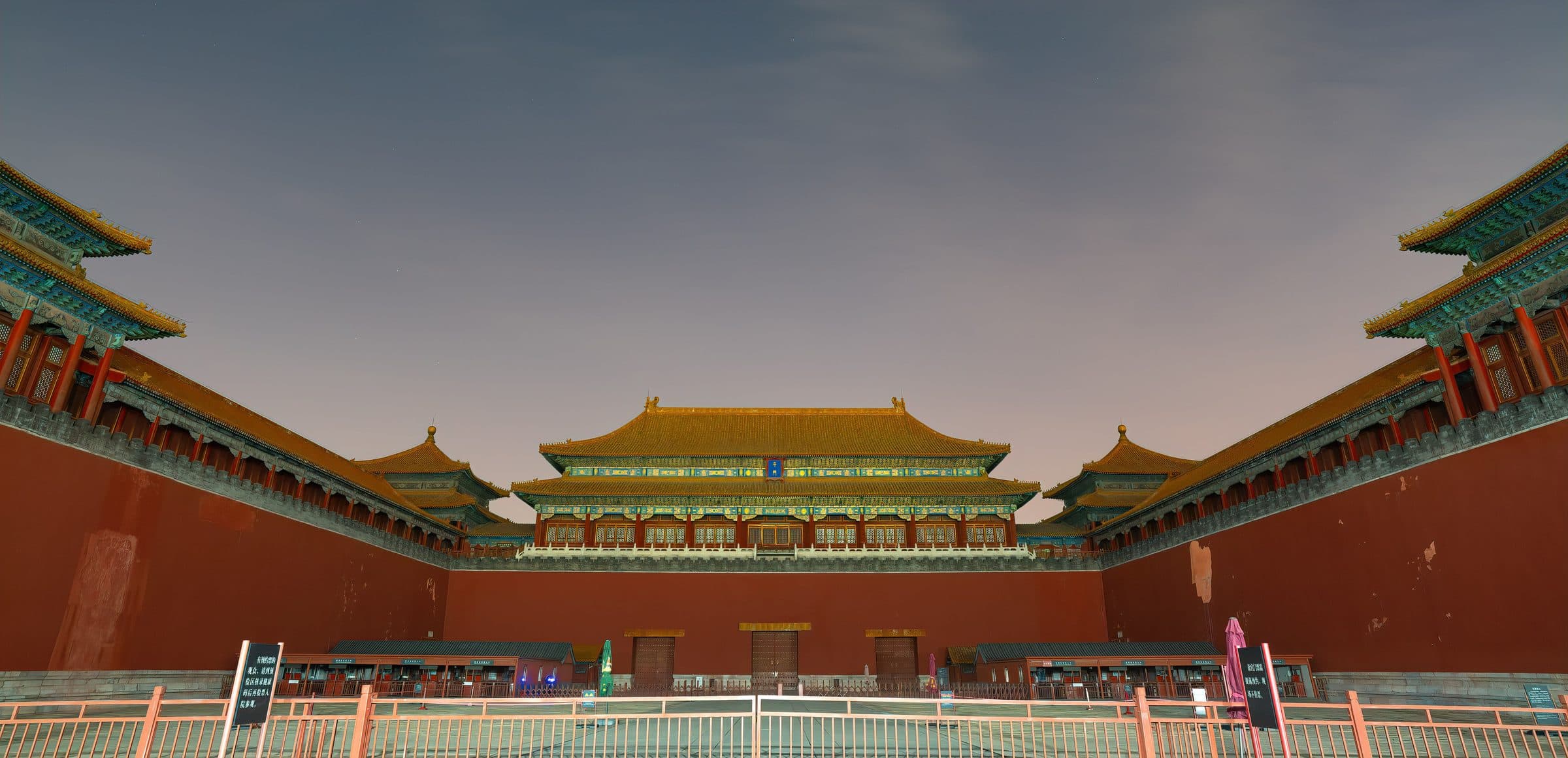Vista noturna da Cidade Proibida em Beijing com arquitetura tradicional chinesa
