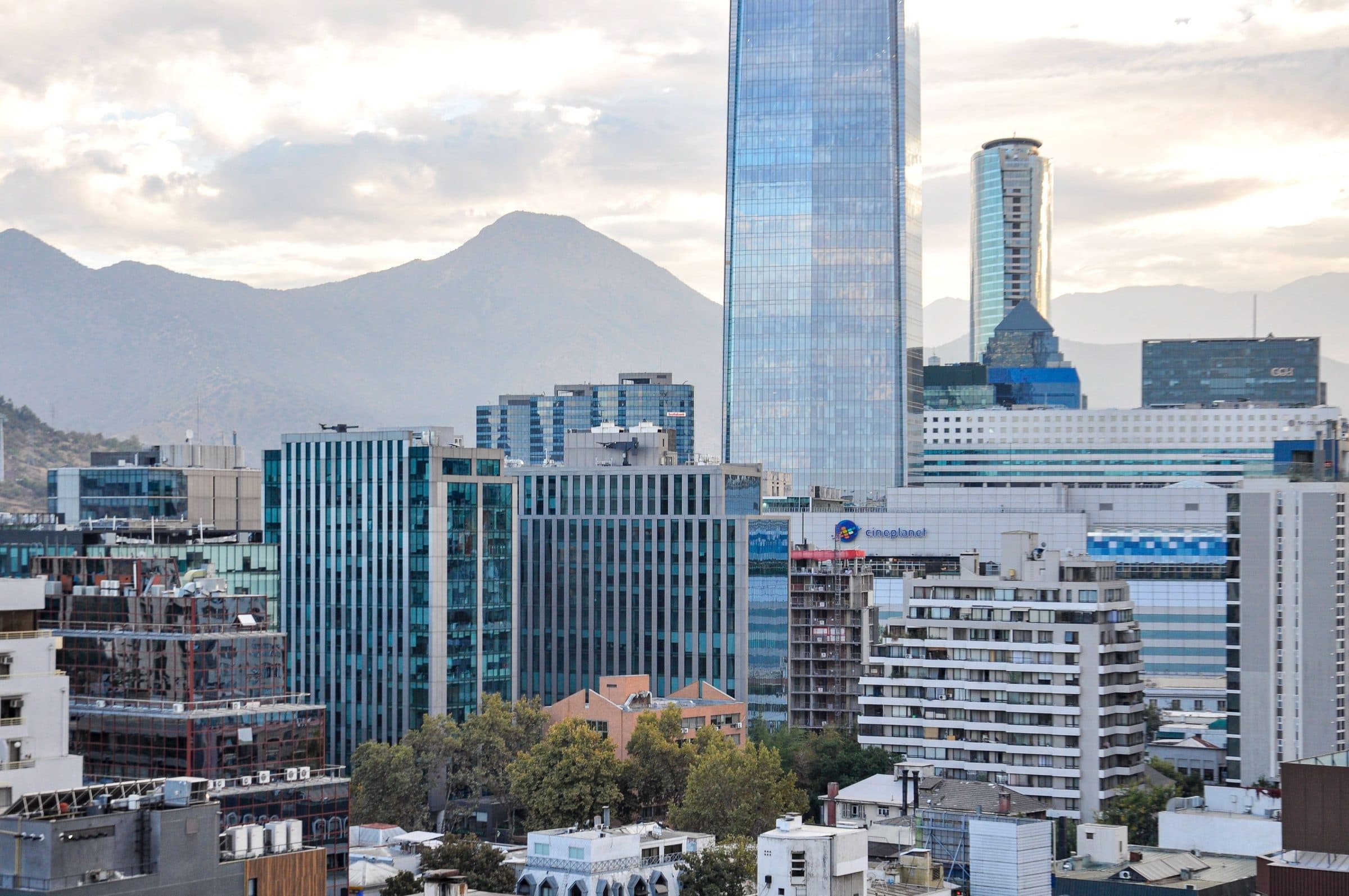 Vista panorâmica de Santiago com arranha-céus modernos e montanhas ao fundo