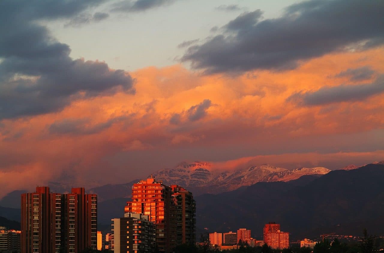 Vista panorâmica do pôr do sol sobre a Cordilheira dos Andes em Santiago, Chile