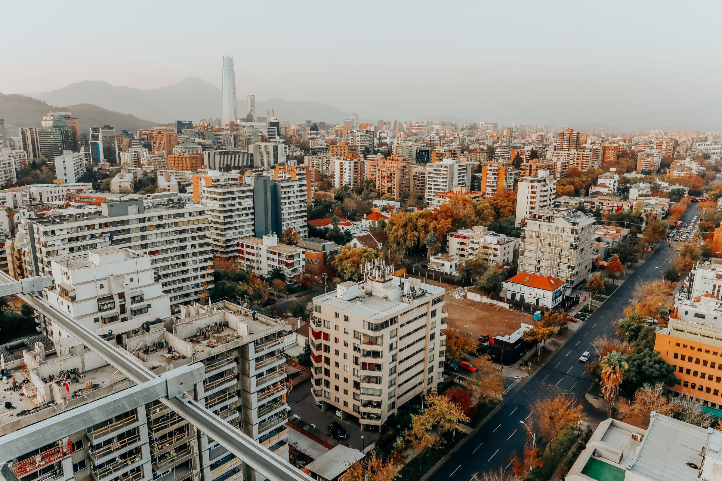Vista aérea da cidade de Santiago durante o dia com edifícios de arquitetura moderna