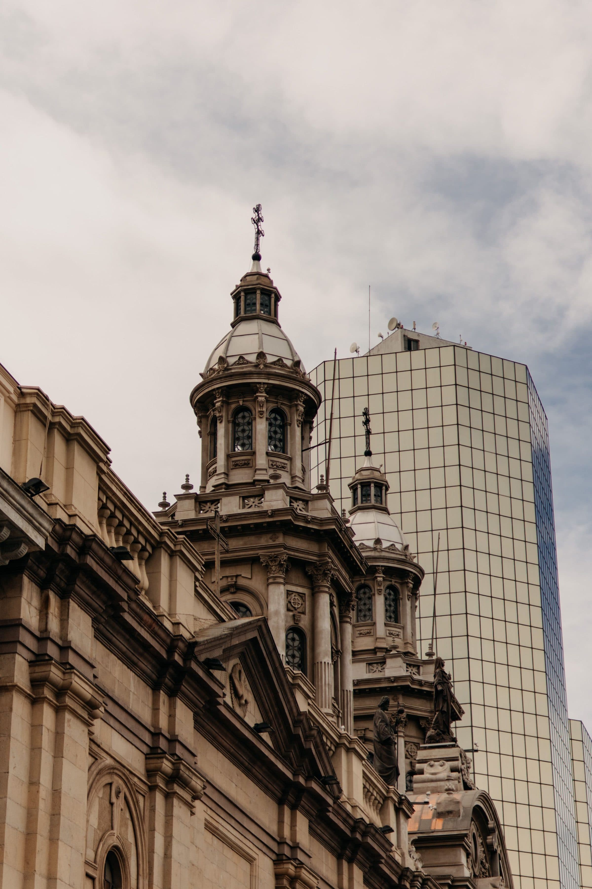 Contraste entre edifícios clássicos e modernos em Santiago, no Chile