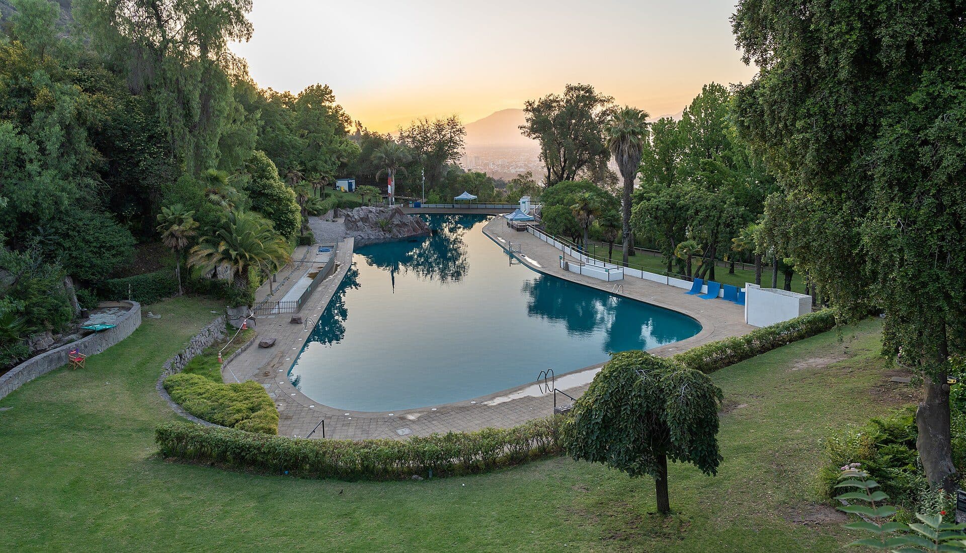Vista da Piscina Tupahue no Parque Metropolitano de Santiago