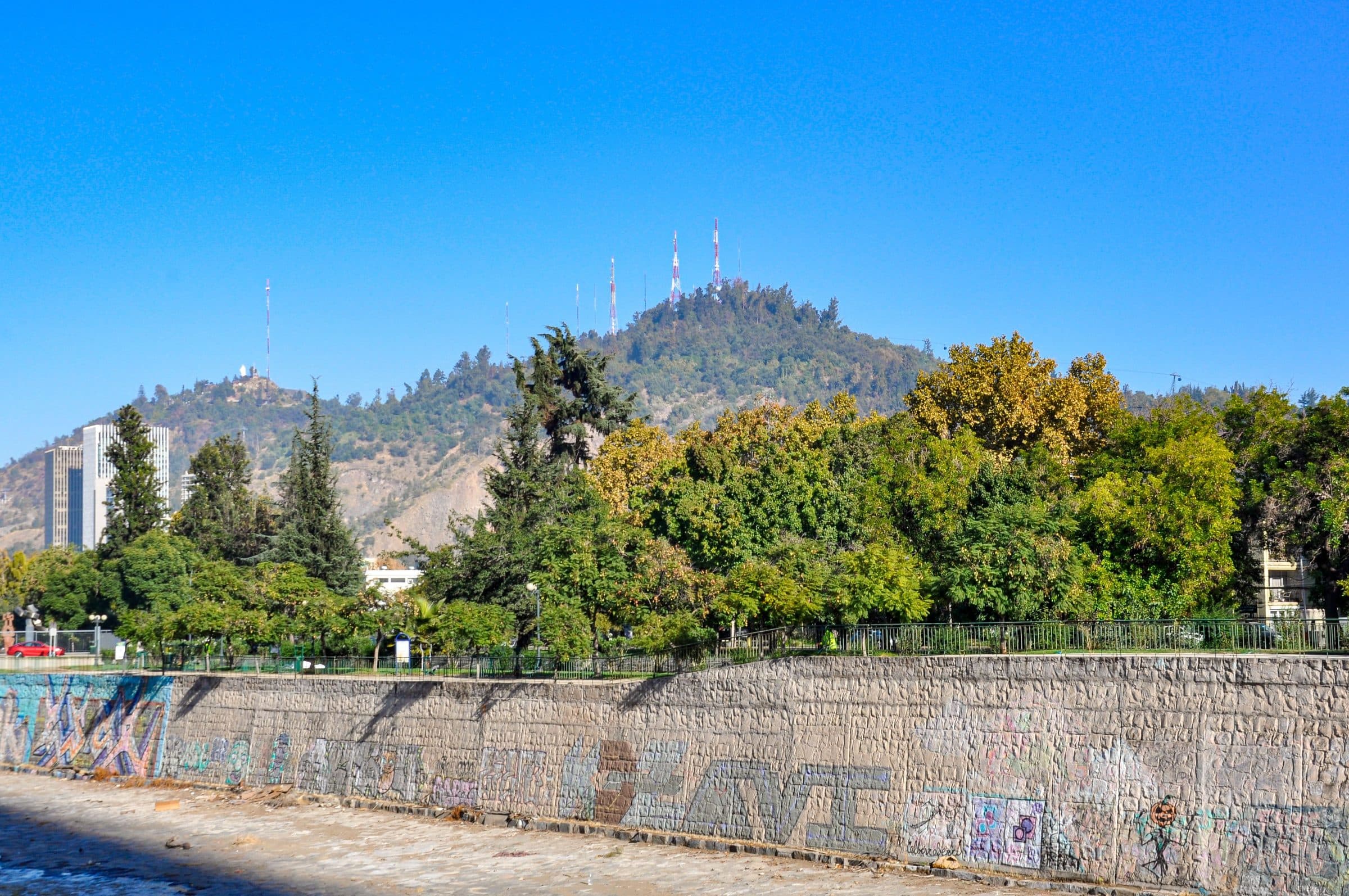 Vista do Cerro San Cristóbal sob o céu azul em Santiago, Chile