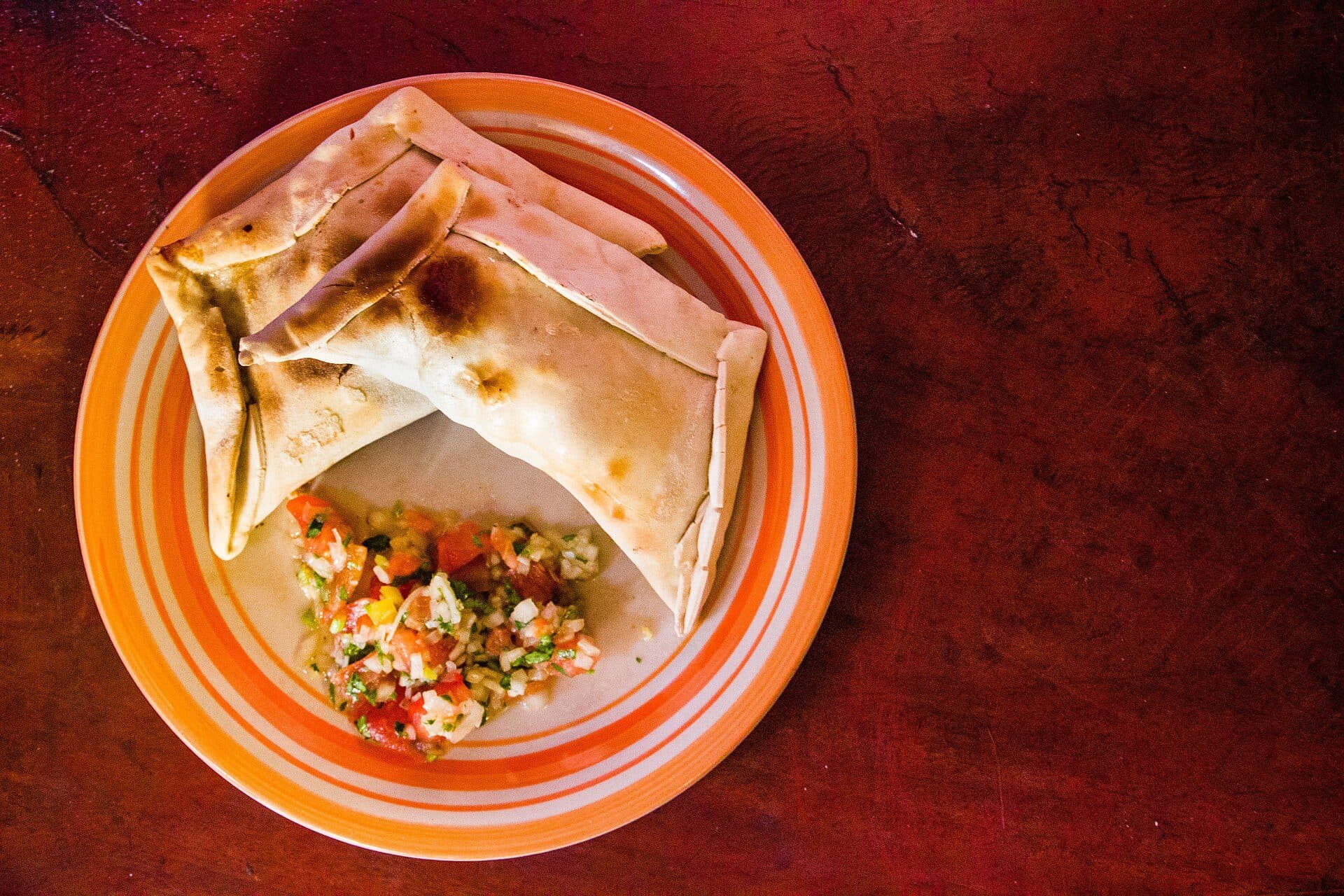 Empanadas chilenas servidas com molho pebre