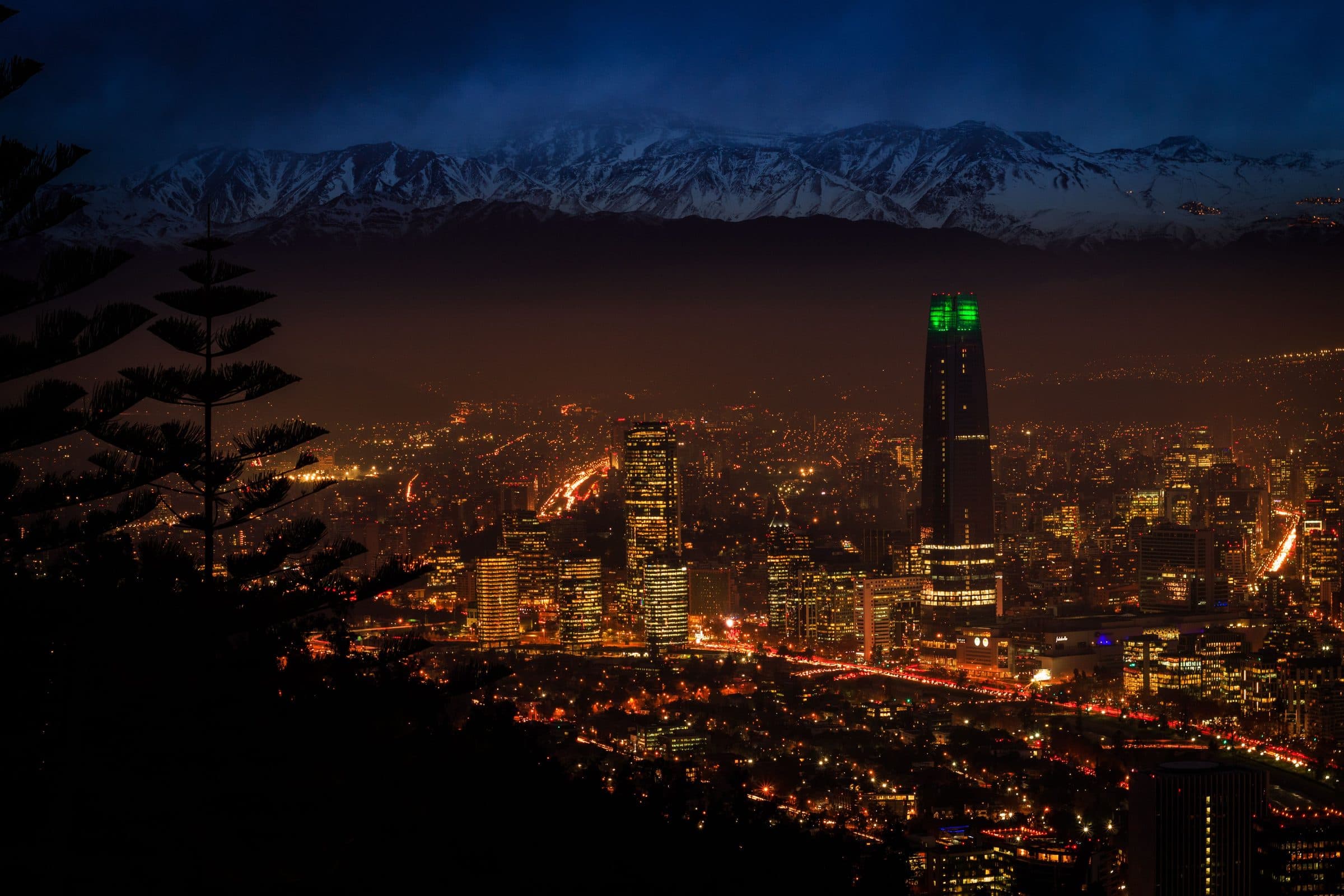 Vista noturna da silhueta urbana de Santiago com a Cordilheira dos Andes ao fundo
