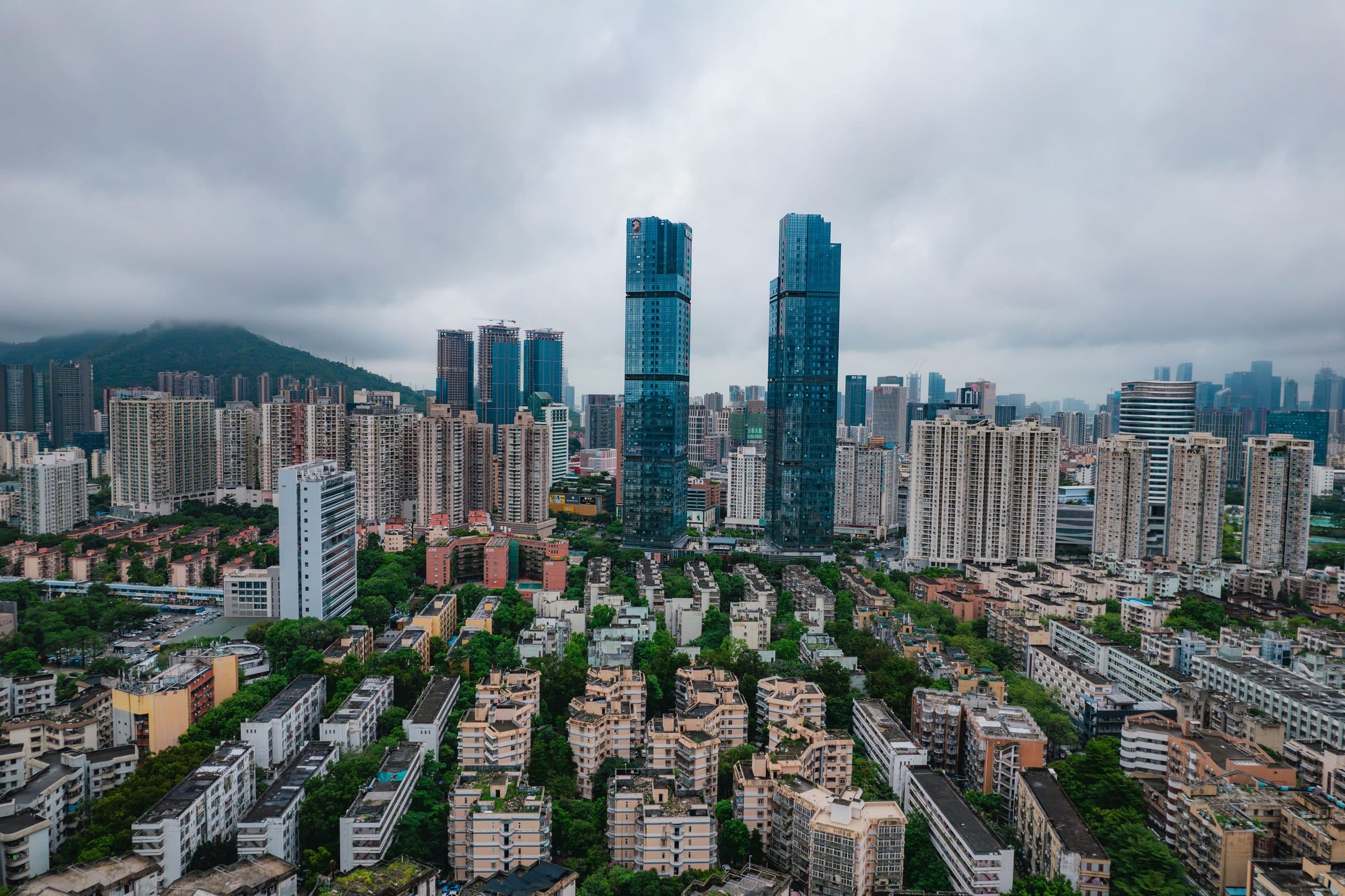 Vista aérea dos arranha-céus modernos e da paisagem urbana de Shenzhen sob céu nublado