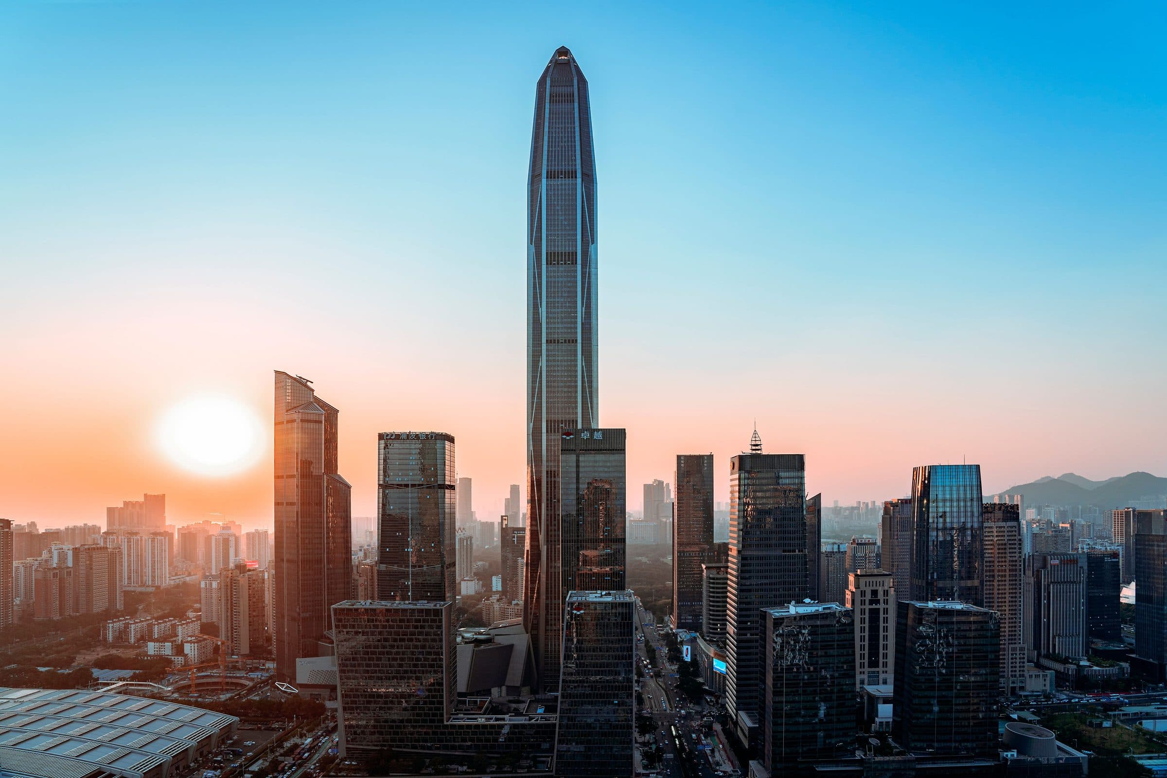 Altos edifícios e arranha-céus no horizonte de Shenzhen ao pôr do sol
