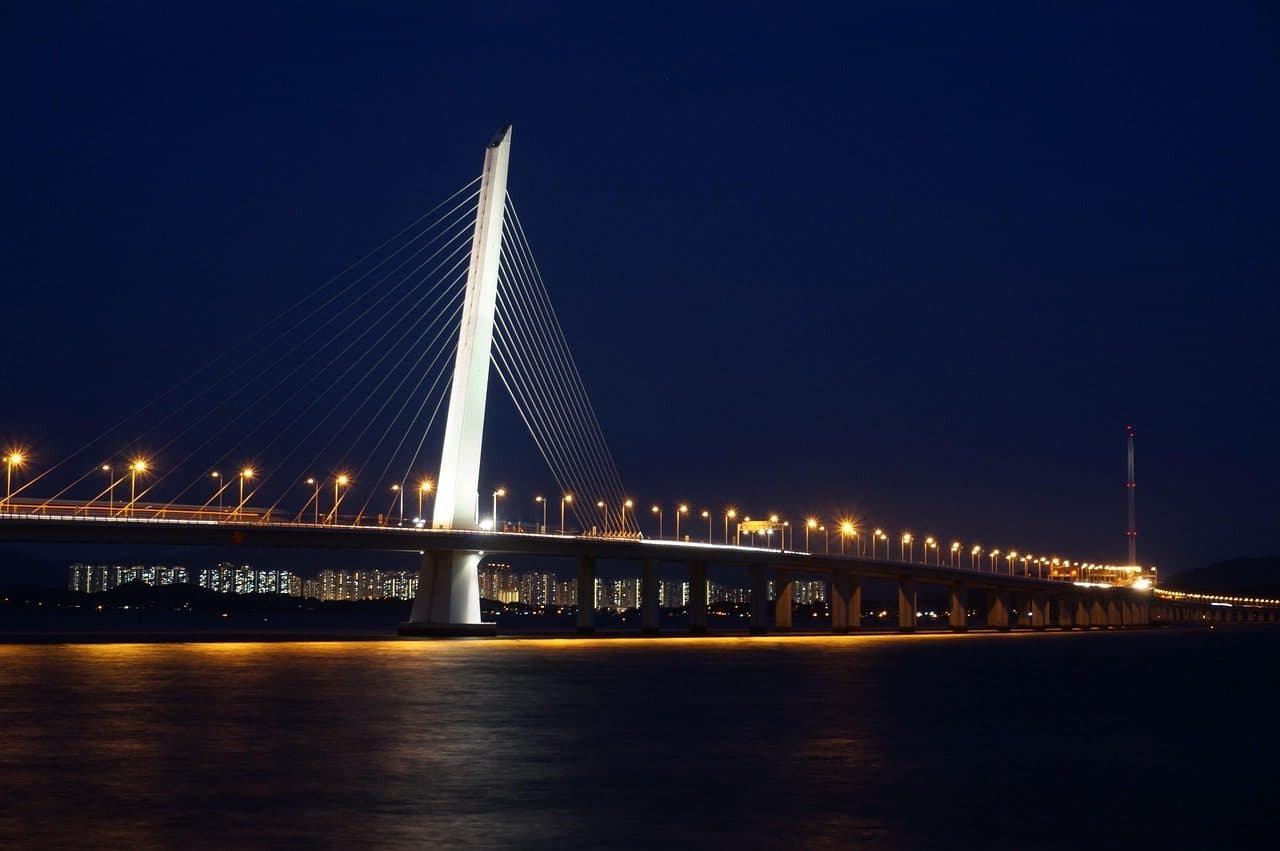 Vista noturna da Shenzhen Bay Bridge em Shenzhen
