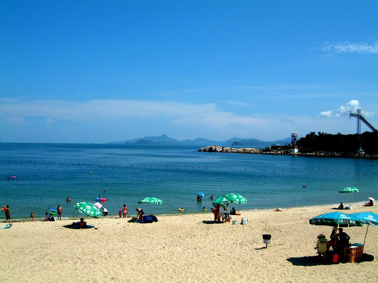 Vista da praia de Xiaomeisha em Yantian, na China