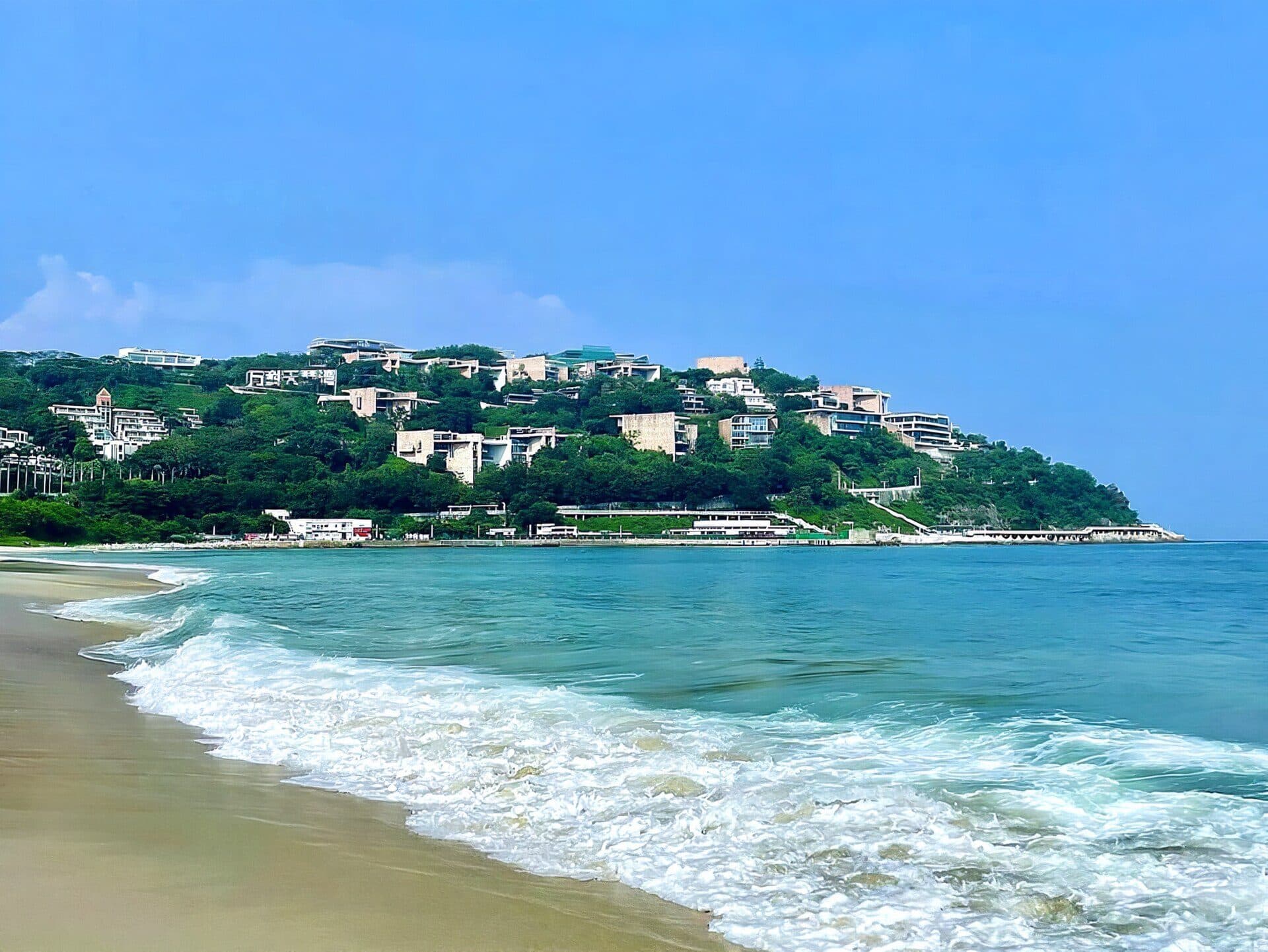 Vista da orla marítima na Praia Dameisha