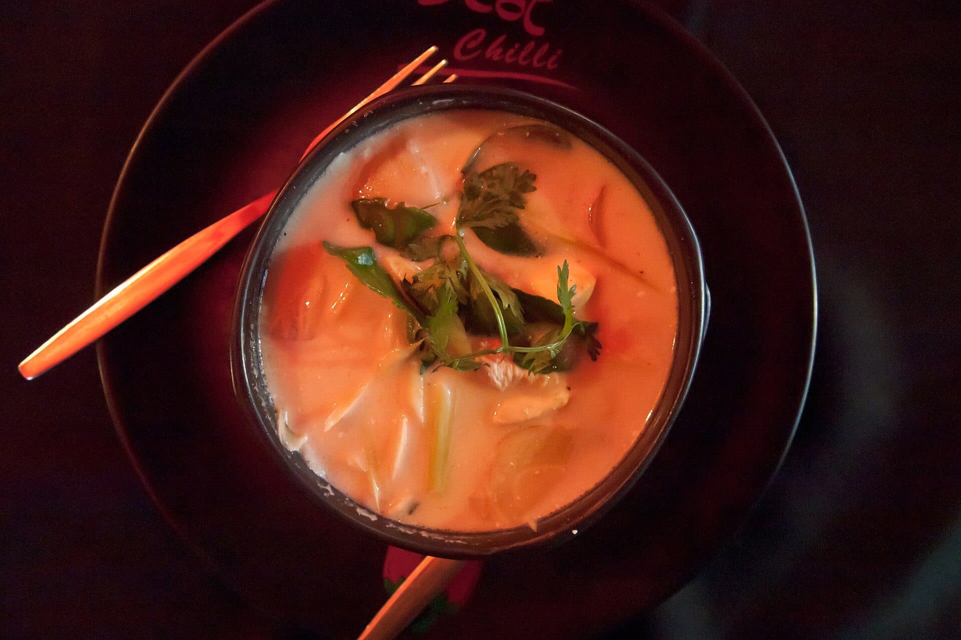 Sopa tailandesa Tom Kha com leite de coco servida em Chiang Mai, na Tailândia