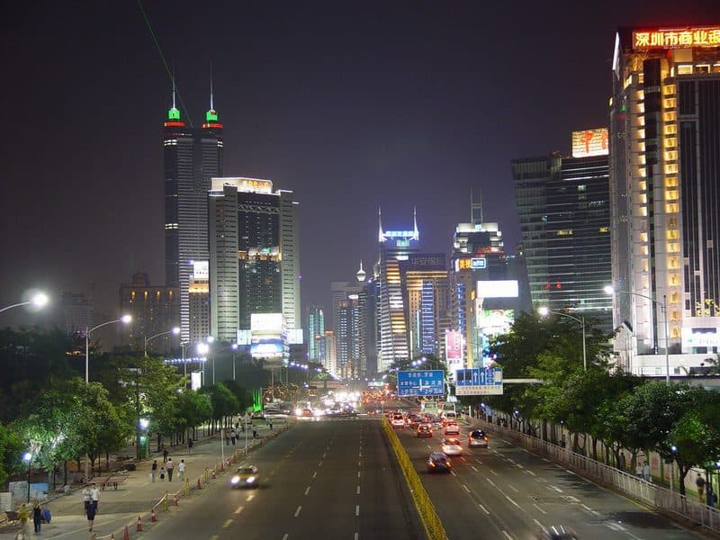 Rua iluminada à noite na cidade de Shenzhen