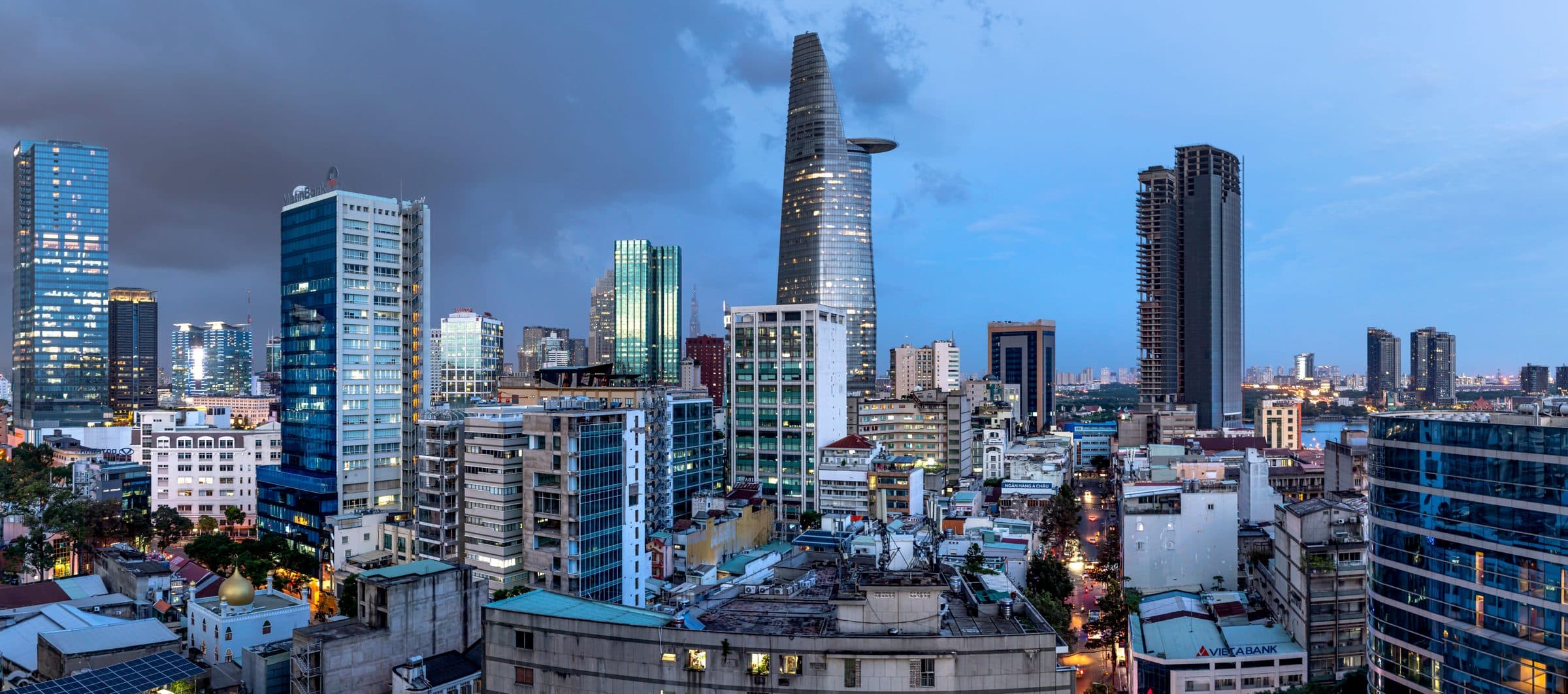 Vista panorâmica dos arranha-céus da Cidade de Ho Chi Minh ao entardecer
