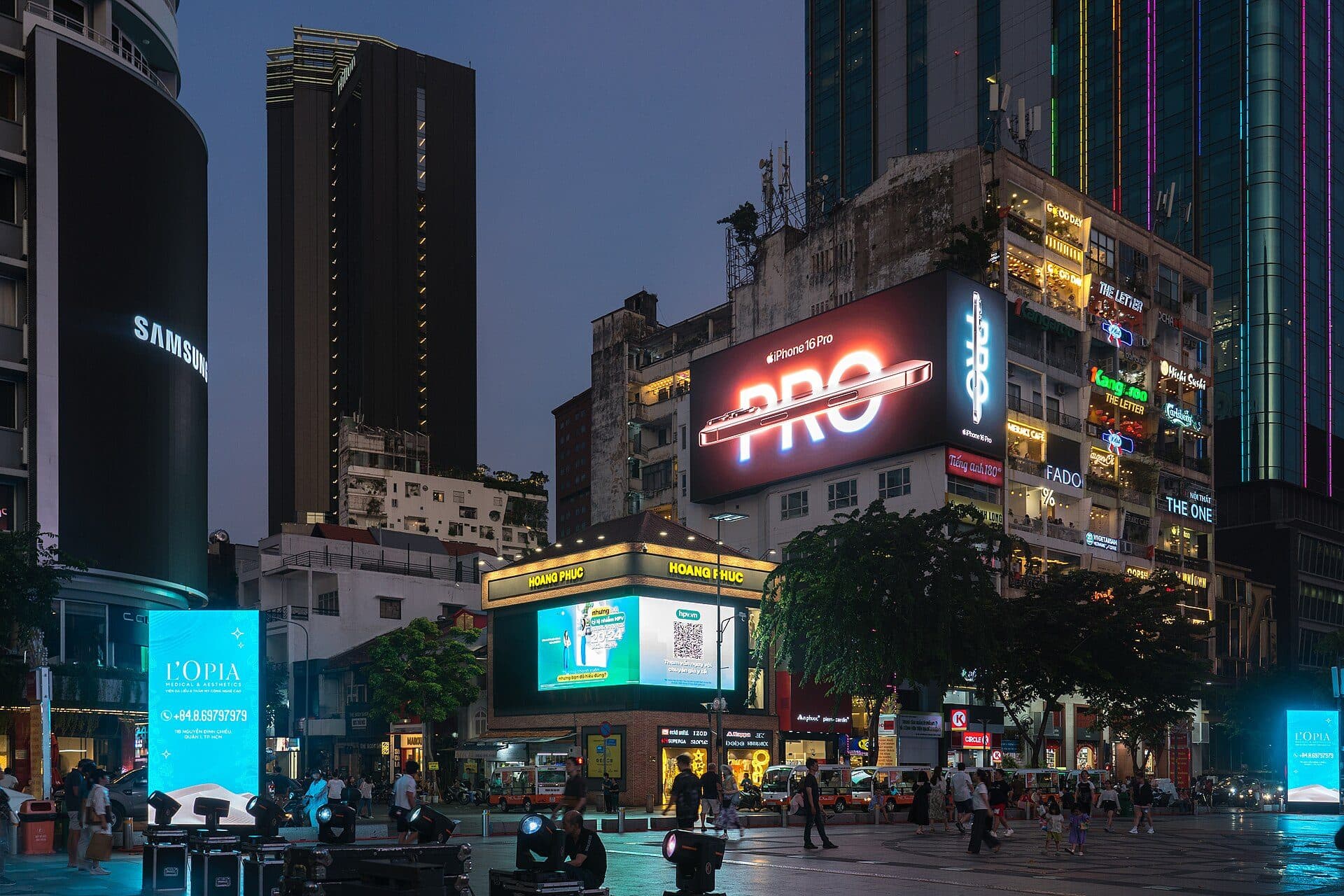 Vista noturna da Cidade de Ho Chi Minh com prédios e luzes urbanas