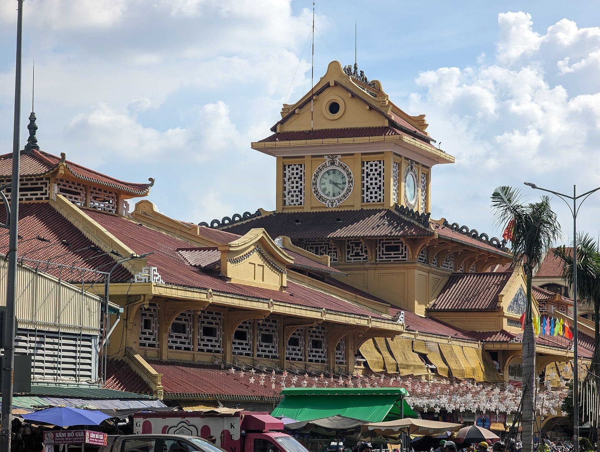 Vista das instalações do Mercado Binh Tay
