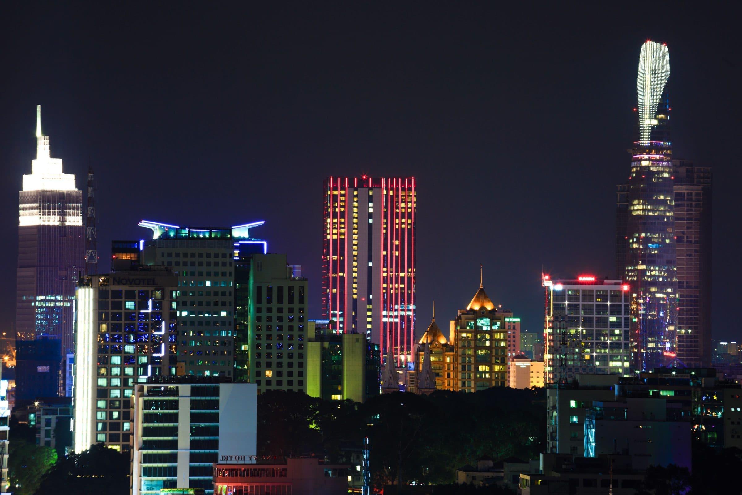 Vista noturna de Ho Chi Minh com arranha-céus modernos iluminados