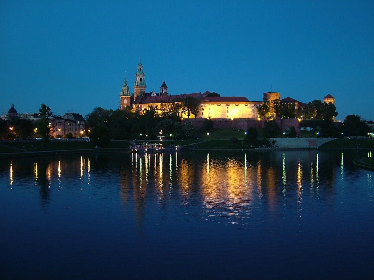 Vista noturna da cidade de Cracóvia com o Castelo de Wawel na Polônia
