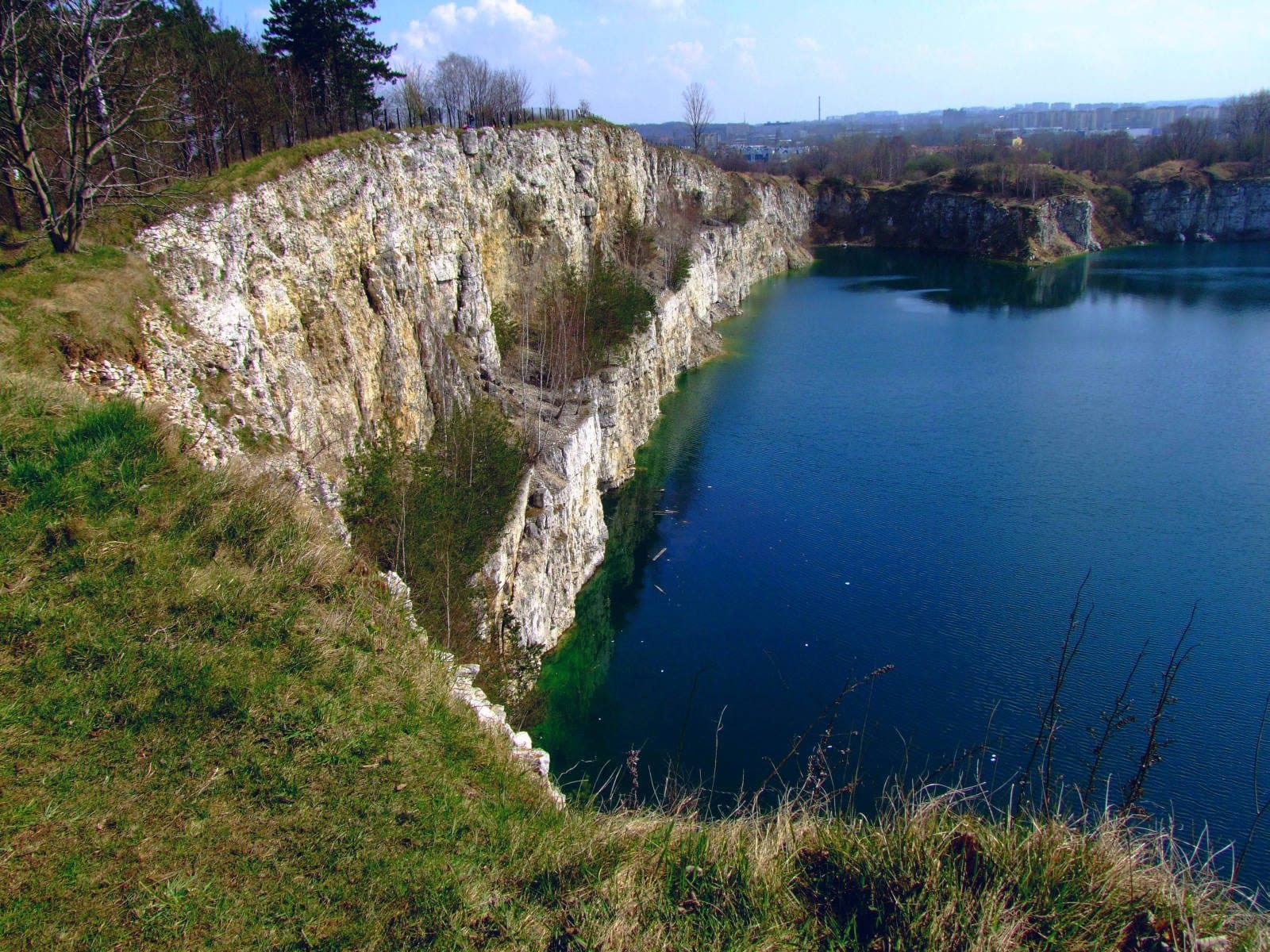 Vista geral das águas do Lago Zakrzówek