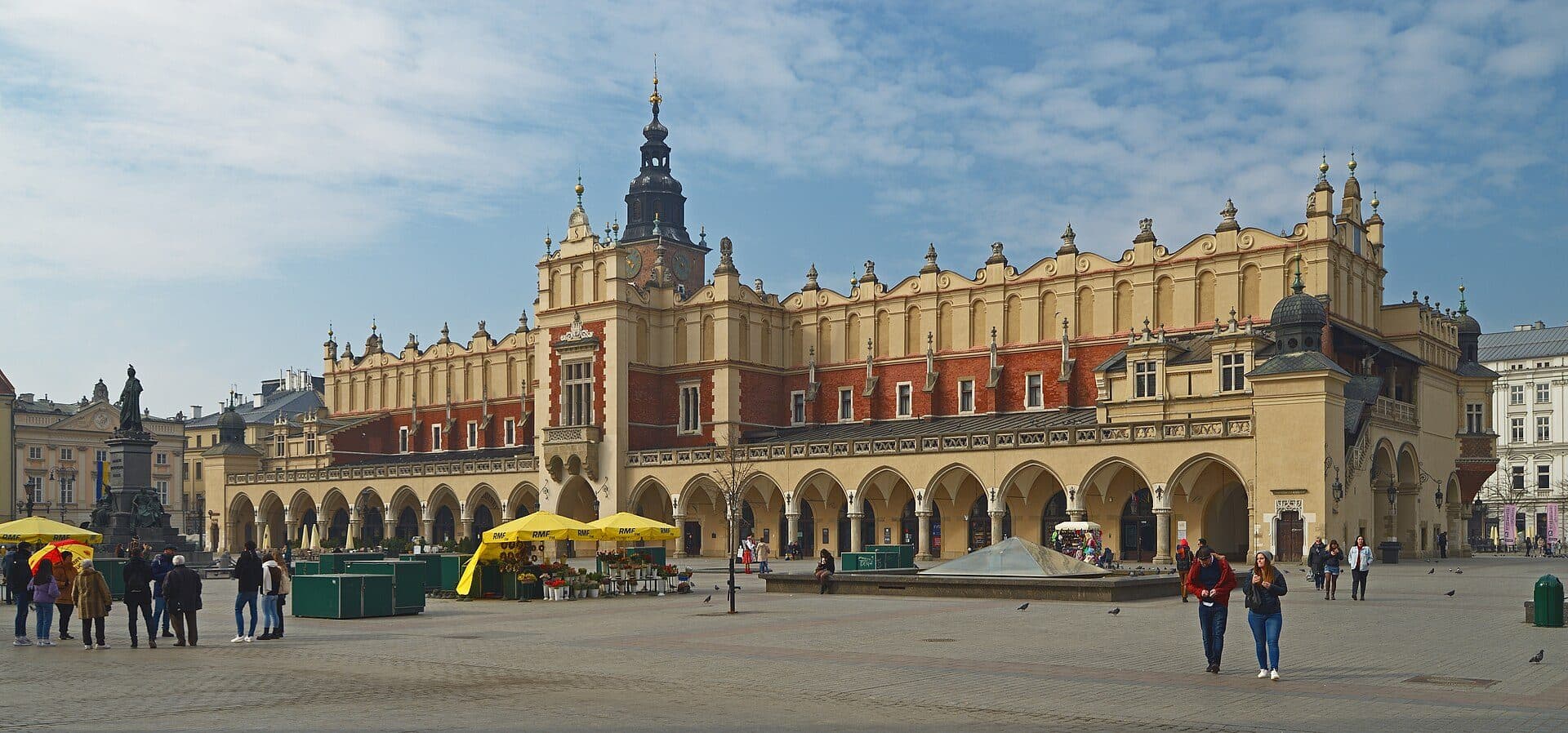 Fachada do histórico Kraków Cloth Hall na Polônia