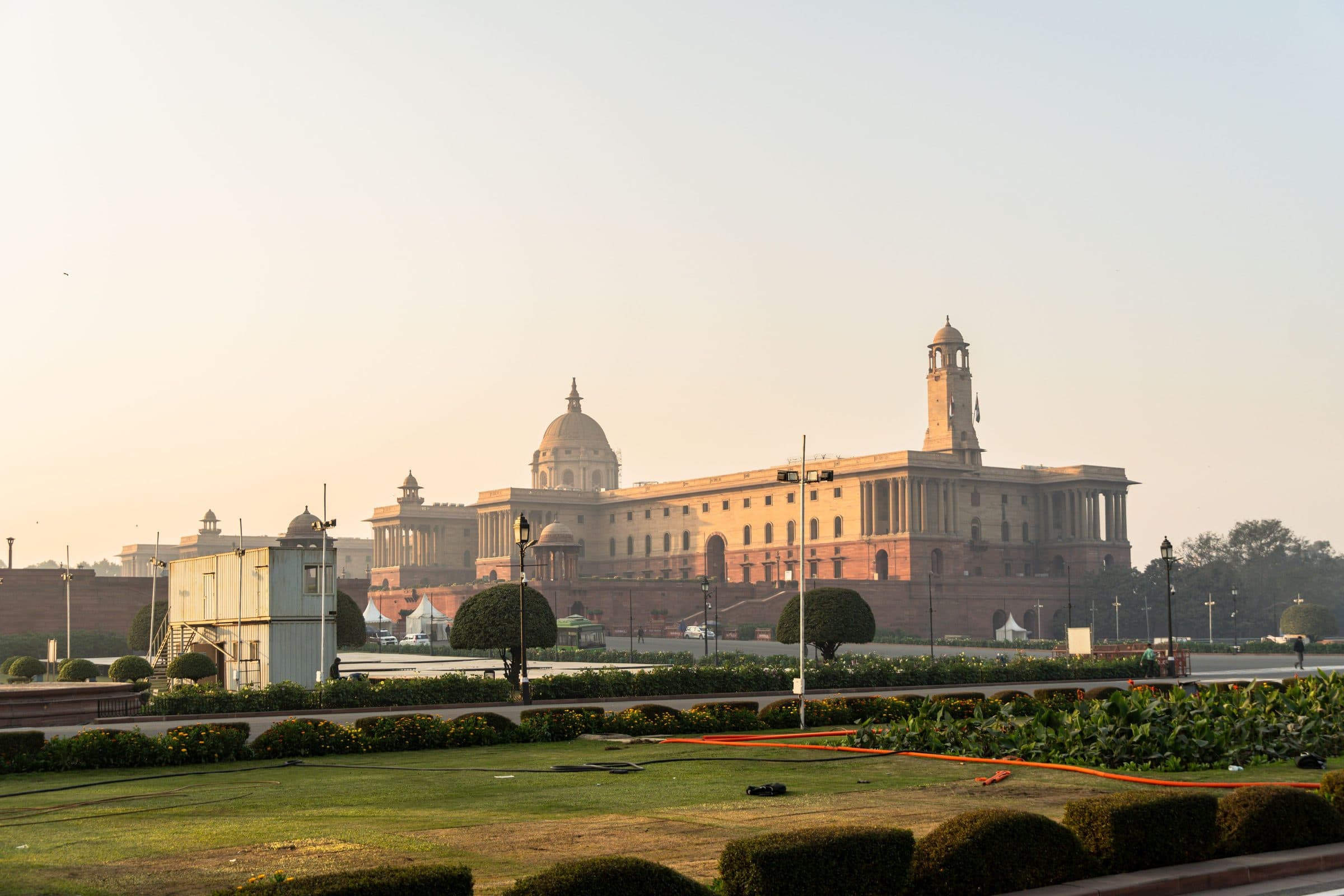 Vista do Rashtrapati Bhavan sob céu limpo durante o nascer do sol em Nova Délhi