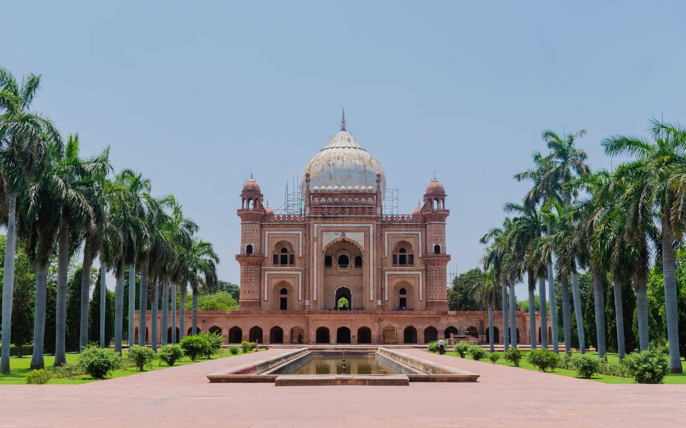 Vista do Safdarjung Tomb cercado por palmeiras sob céu limpo em New Delhi