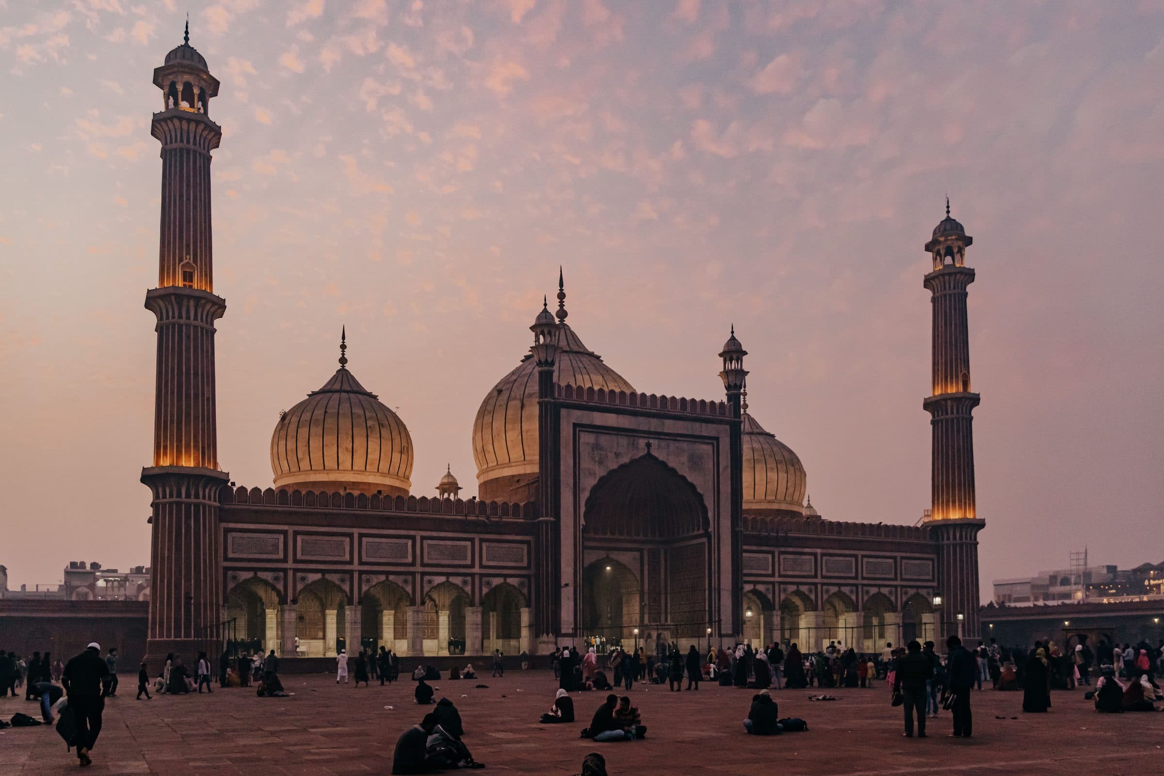 Mesquita Jama Masjid com arquitetura mogol em Delhi durante o entardecer