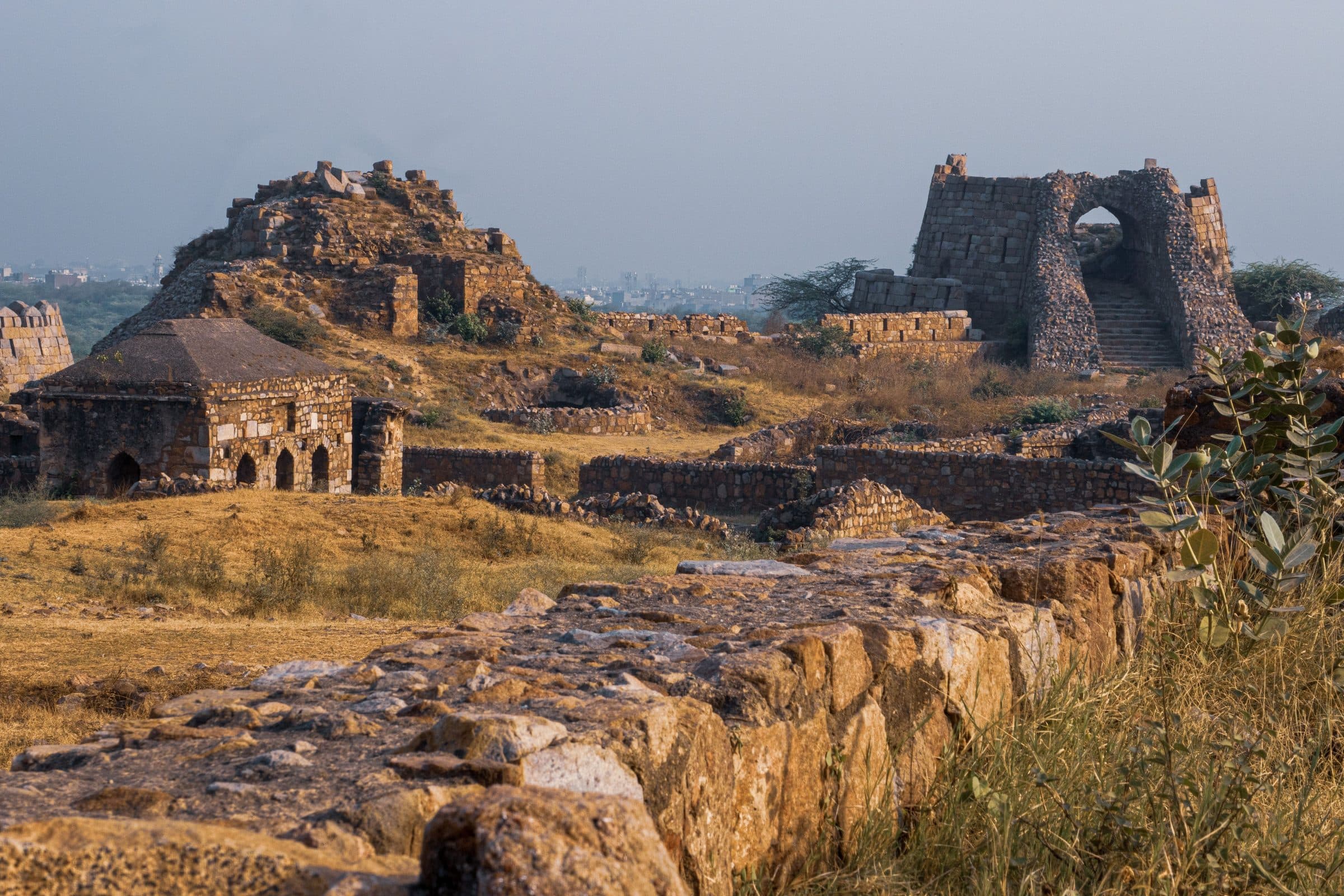 Ruínas antigas do Forte de Tughlaqabad em Nova Délhi, na Índia