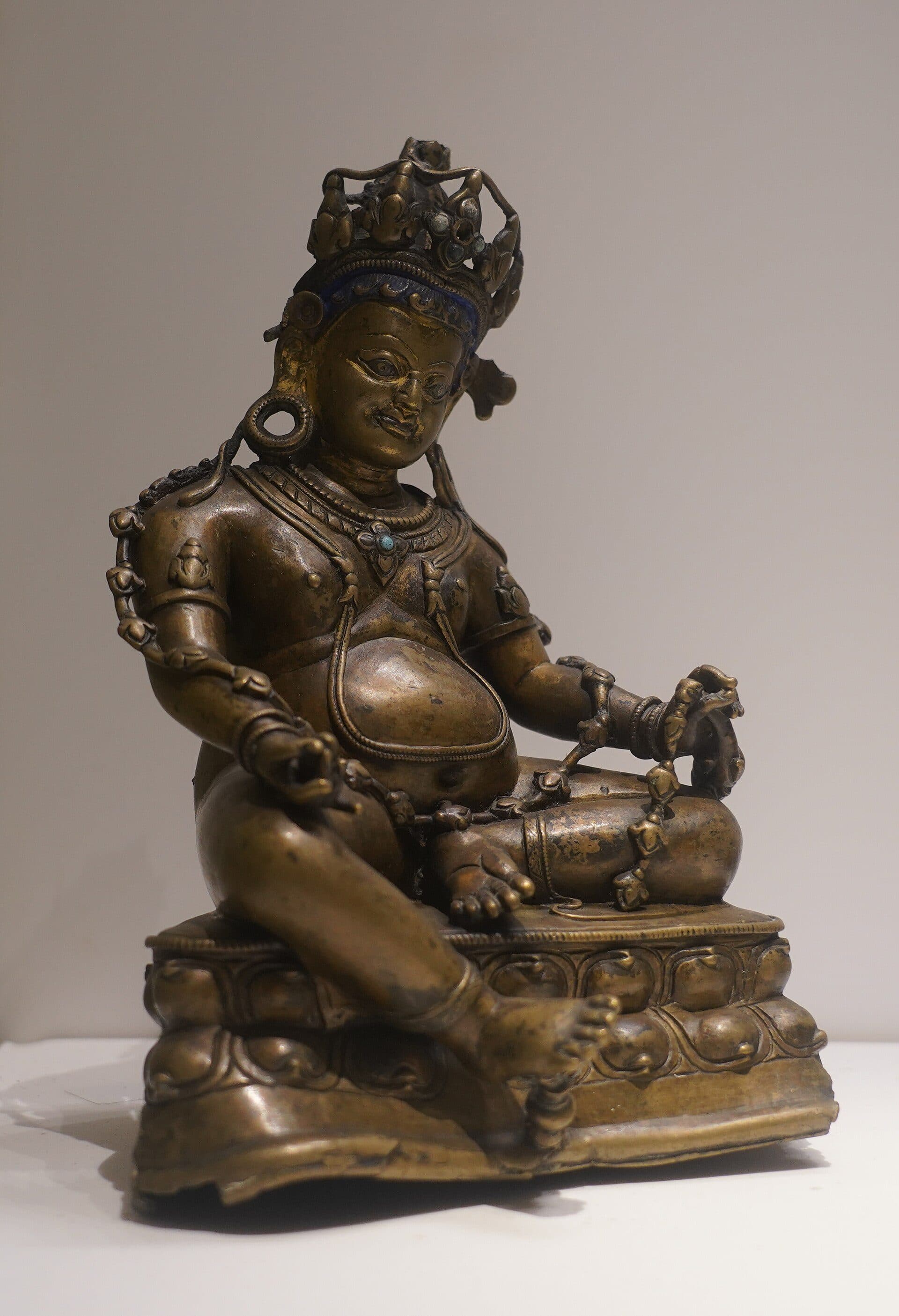 Estátua de bronze de Jambhala, originária do Tibete, no Museu Nacional de Nova Delhi