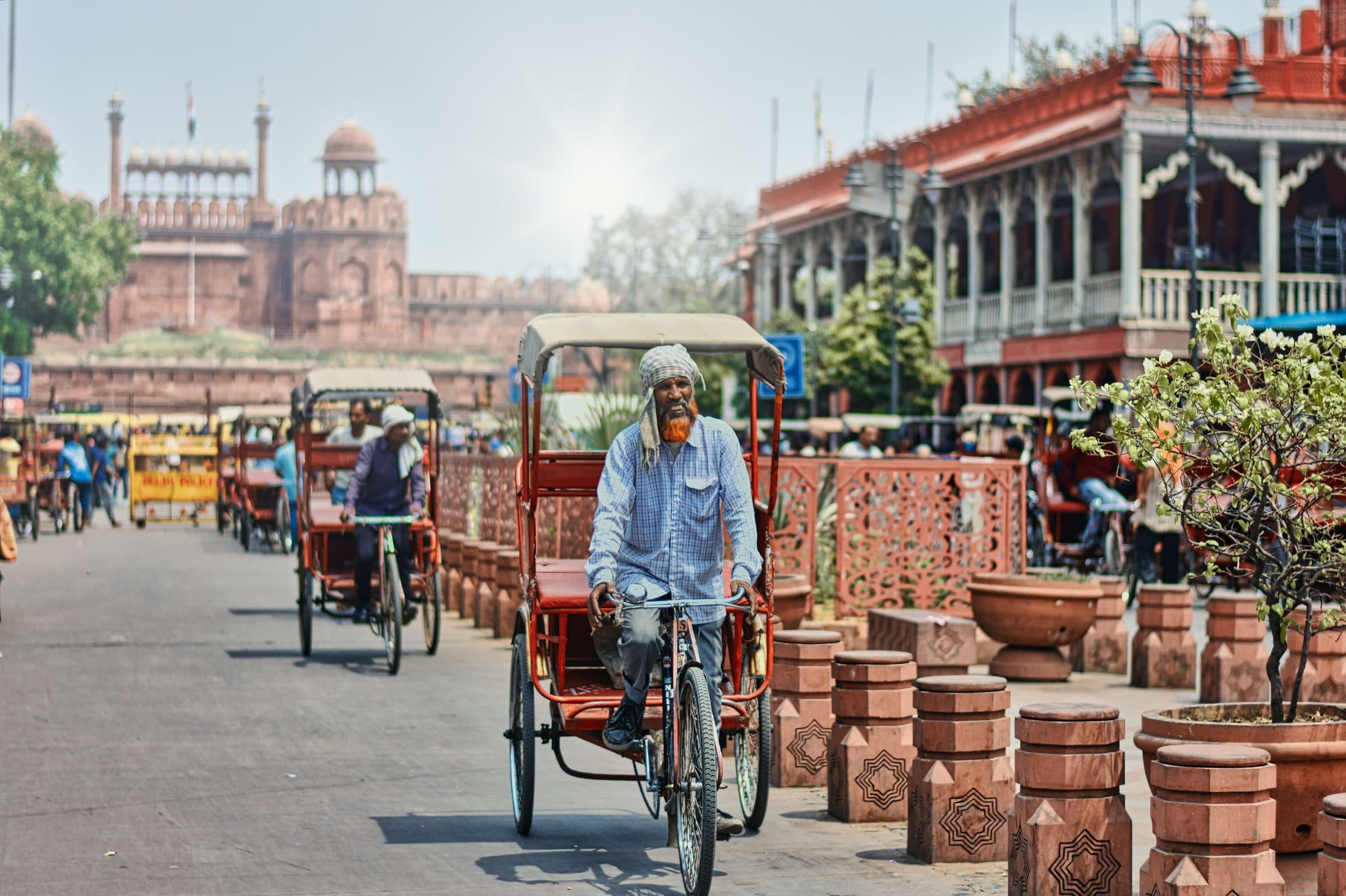 Rua movimentada com condutores de riquixá próximos ao Red Fort em Delhi