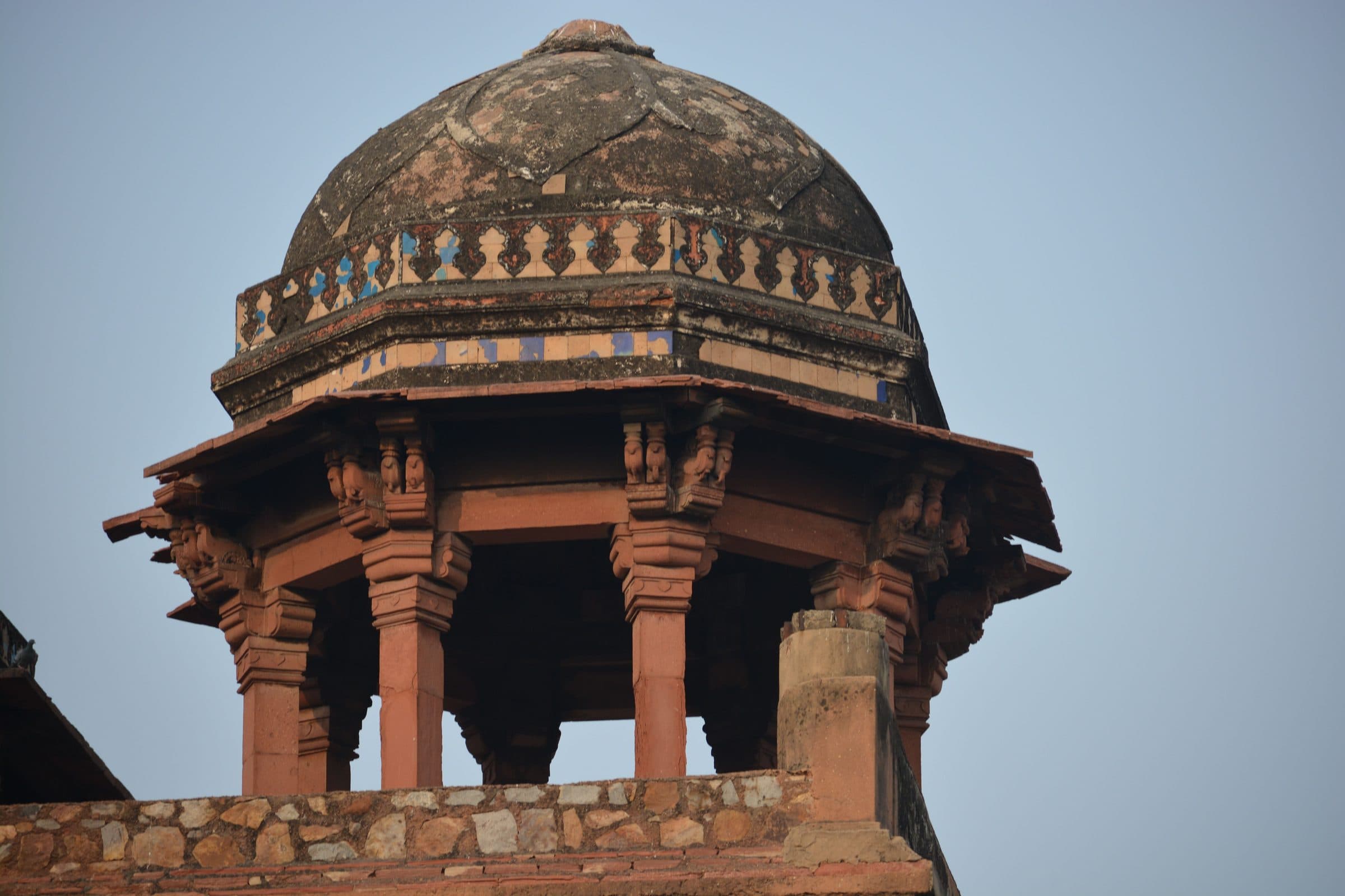 Cúpula histórica com arquitetura mogol no Purana Qila em Nova Délhi