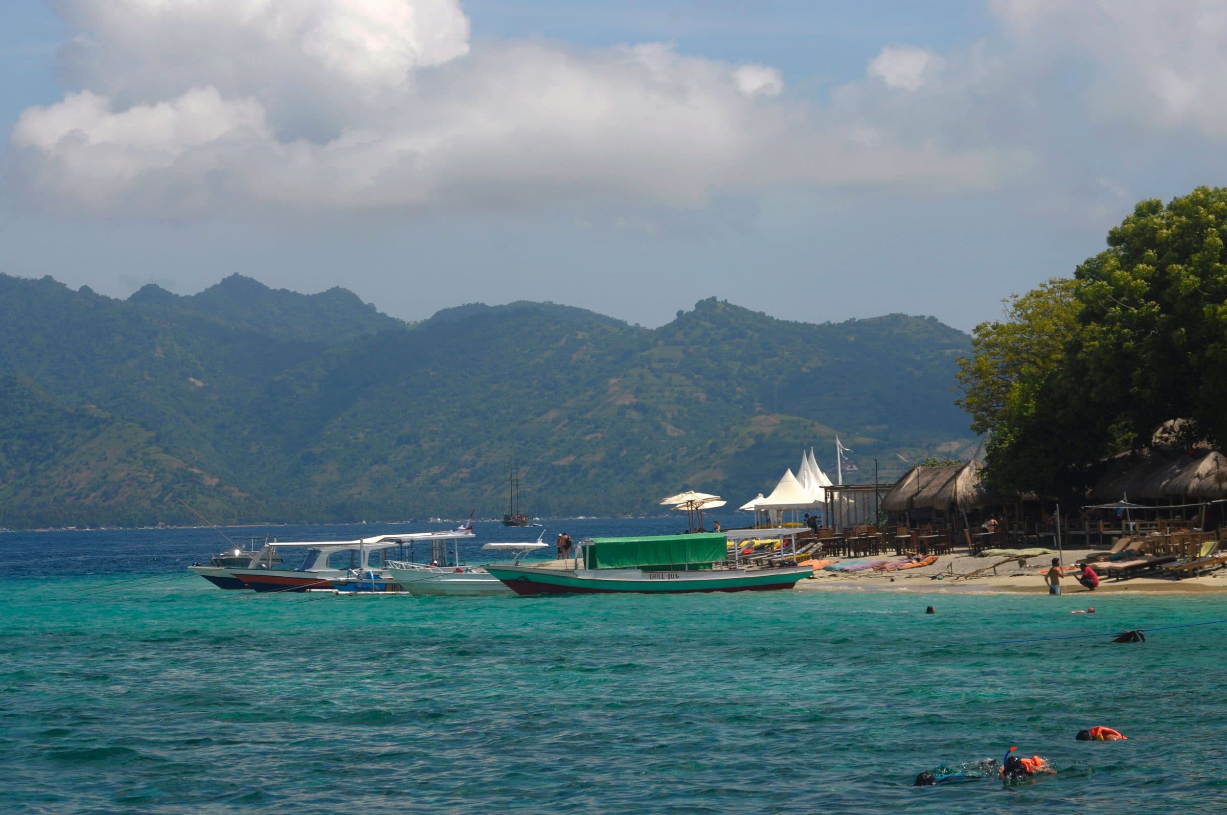 Praia com barcos em West Nusa Tenggara, na Indonésia