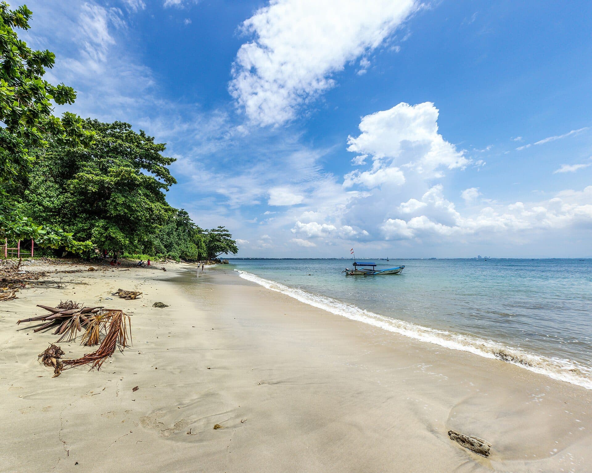 Vista da extremidade oeste de Karang Bolong, em Nusakembangan, Cilacap