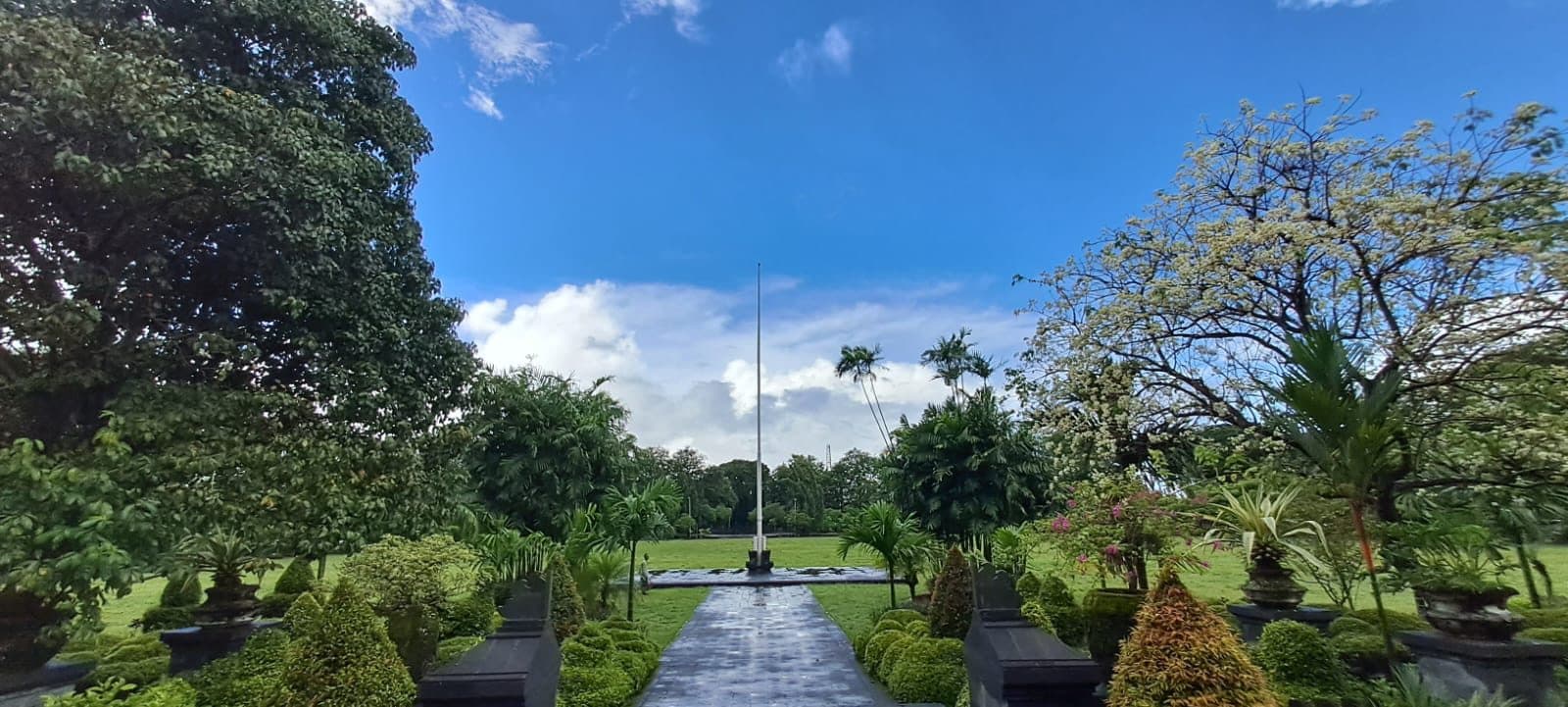 Vista da praça e área verde do parque Lapangan Puputan Badung