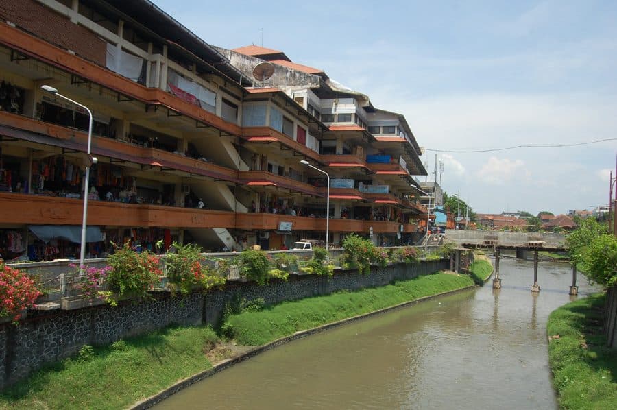Vista do Mercado Kumbasari e sua movimentação