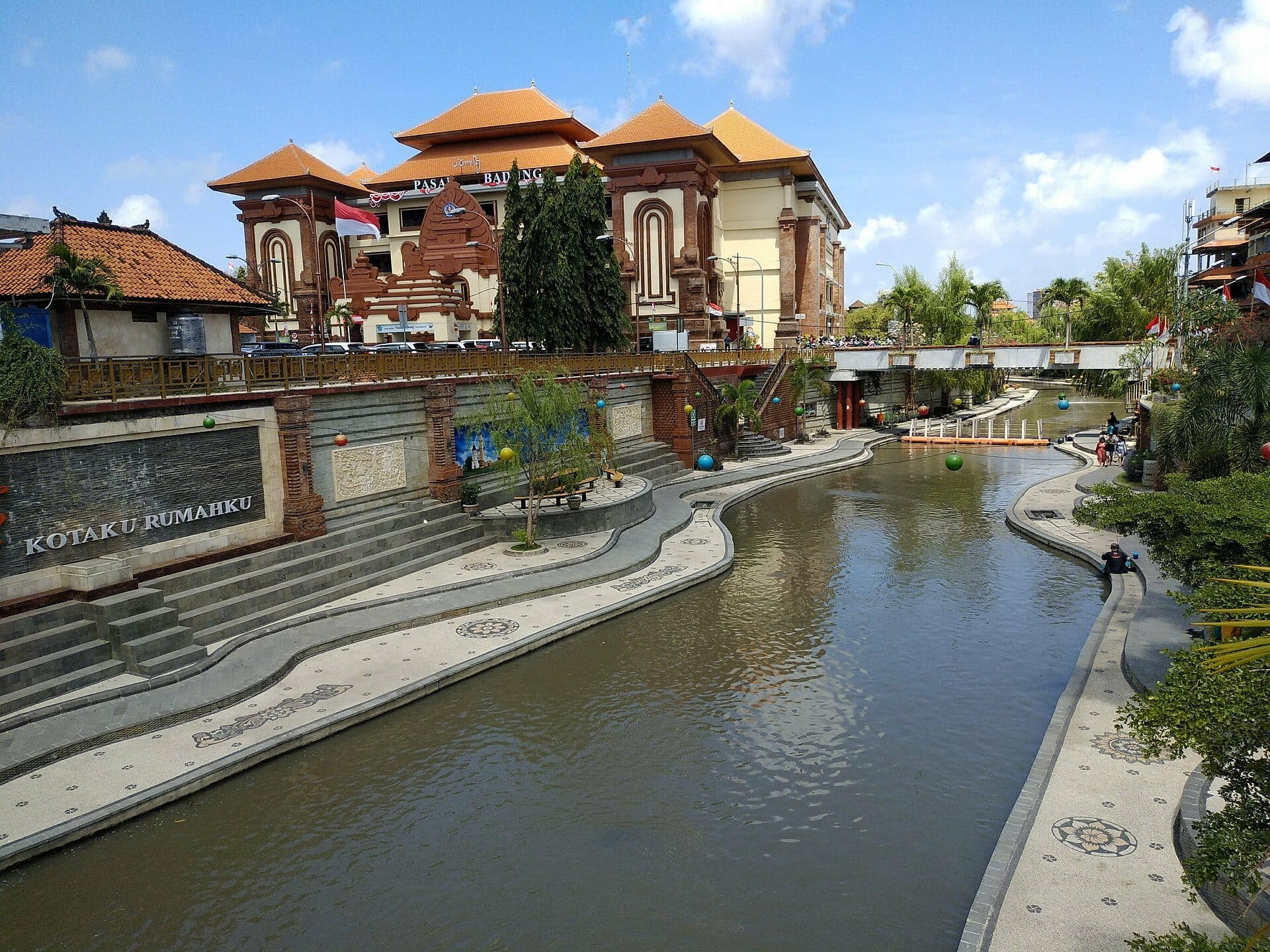 Vista do Badung Market com bancas de produtos e movimentação de pessoas