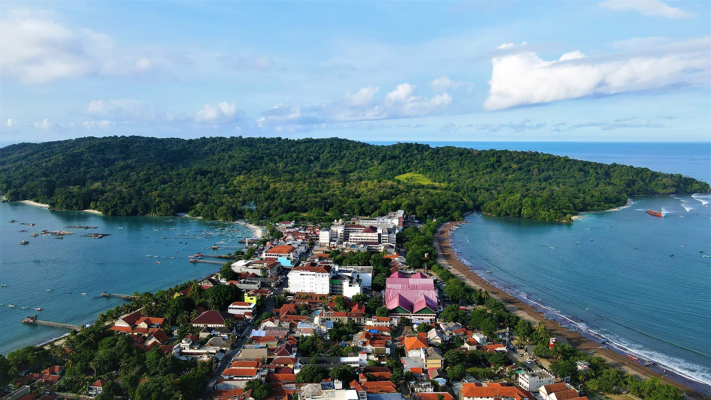 Vista aérea da costa e da vegetação verde em Pangandaran Beach, na Indonésia