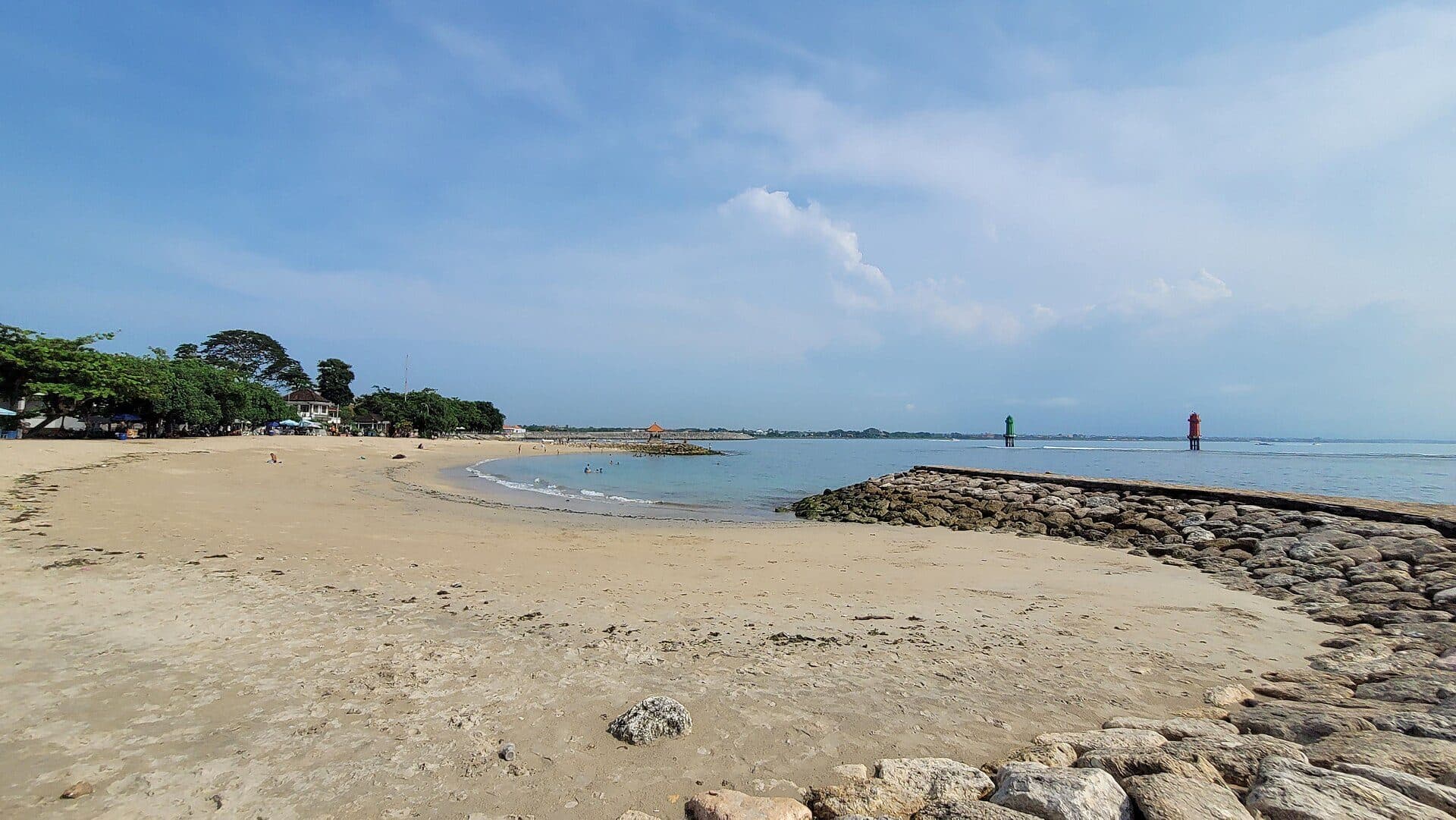 Vista da faixa de areia e do mar na Praia de Sanur