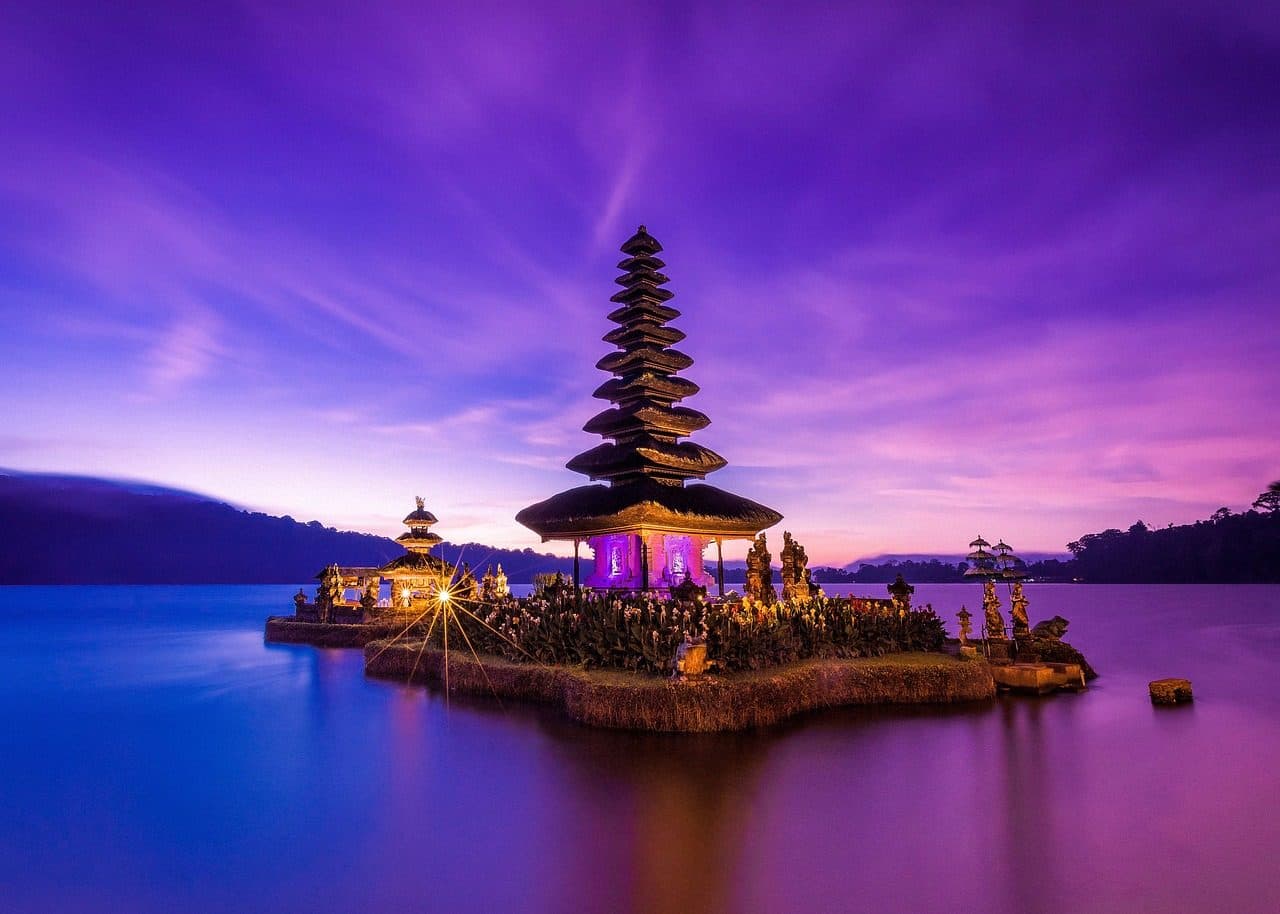 Vista da cidade de Denpasar em Bali, Indonésia